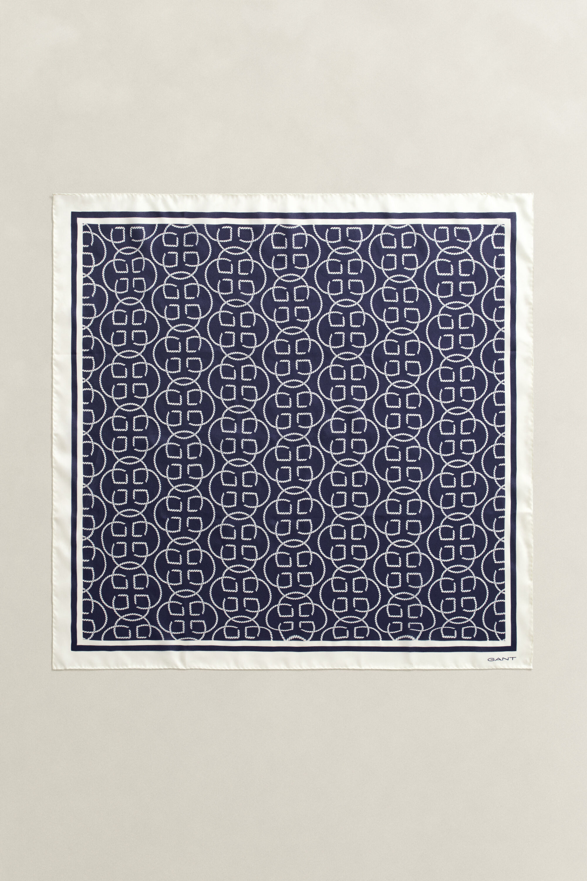 Foulard di seta con monogramma