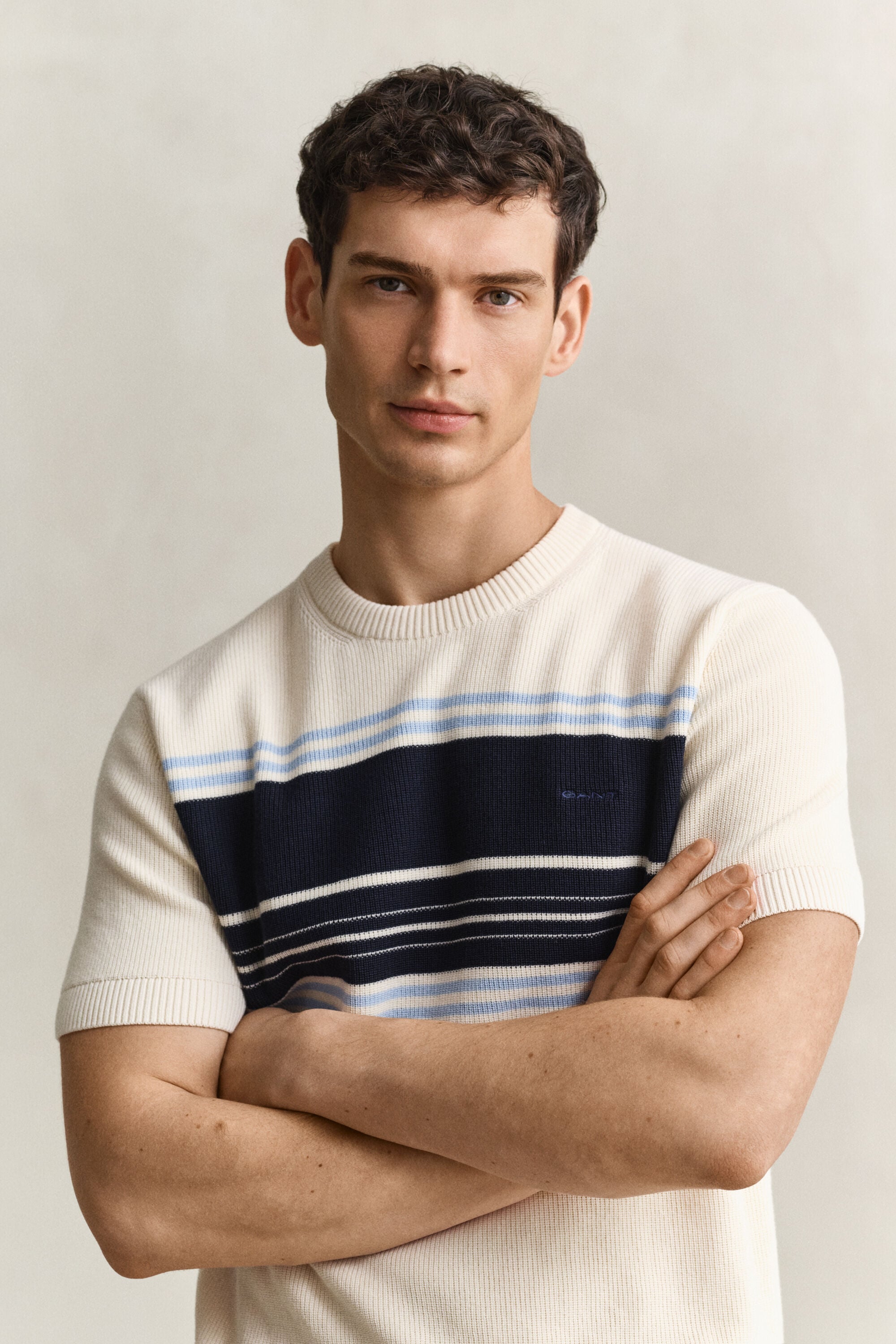 Maglia a maniche corte in cotone a righe a coste