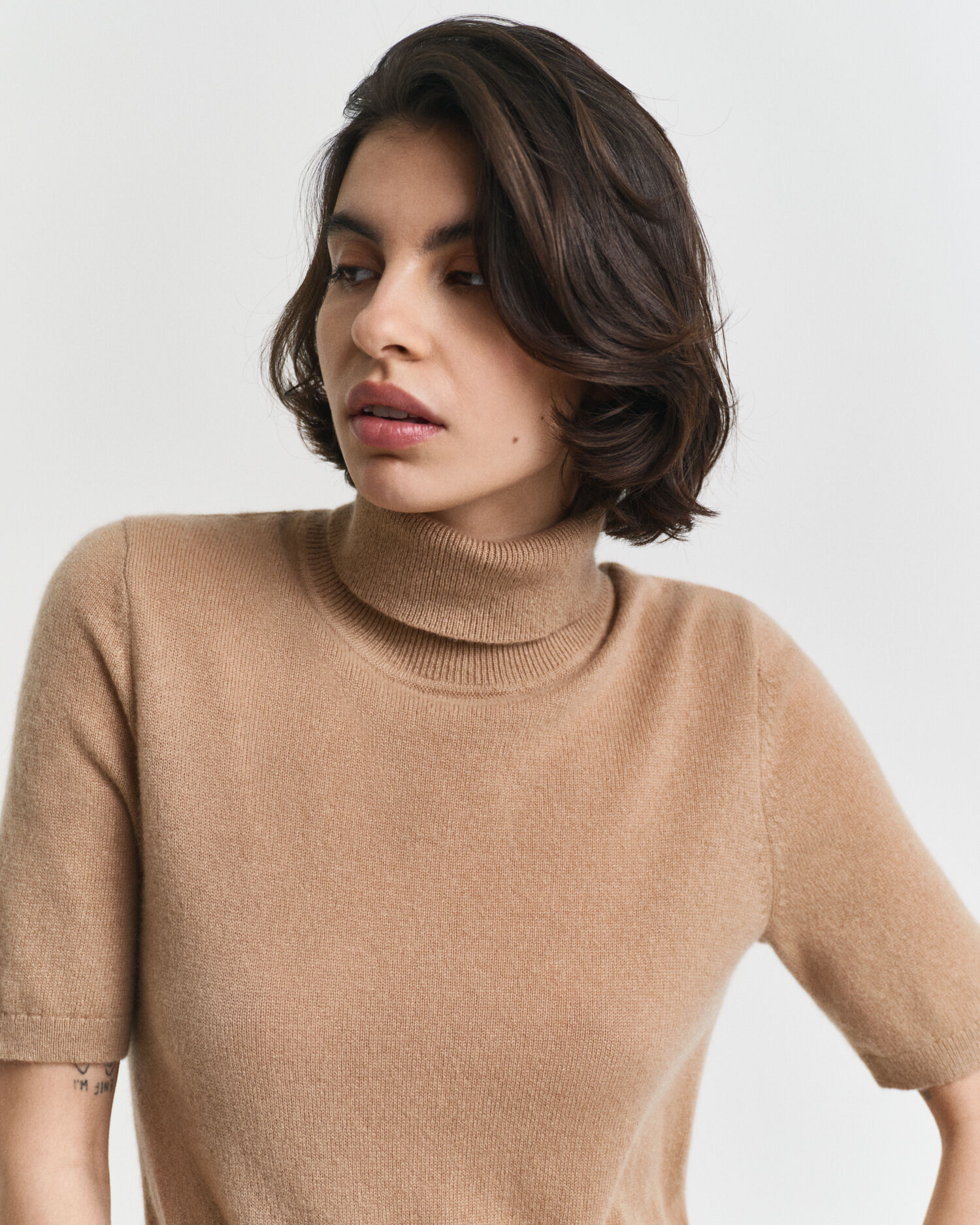 Maglia a collo alto in cashmere a maniche corte