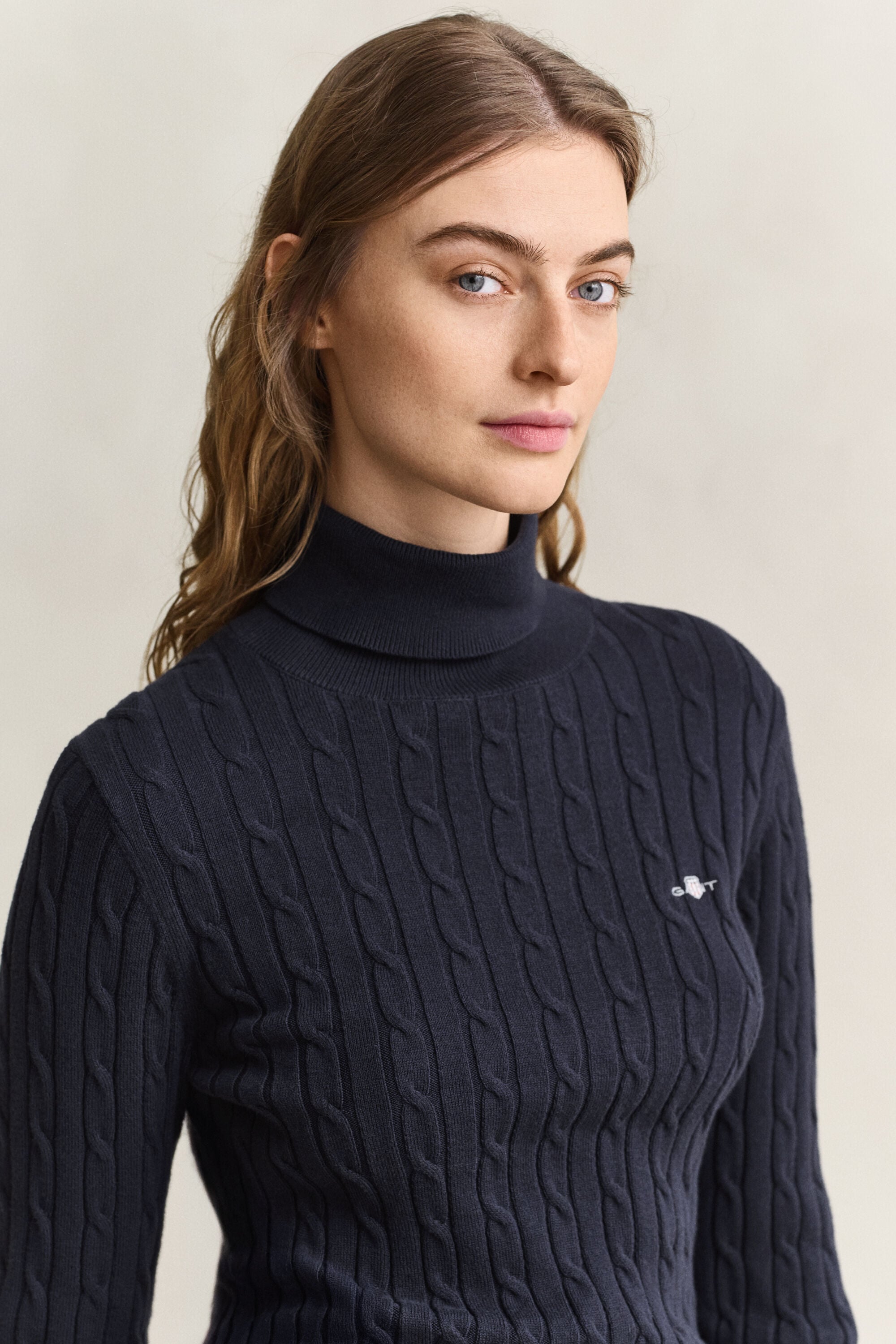 Maglia a collo alto in cotone elasticizzato a trecce