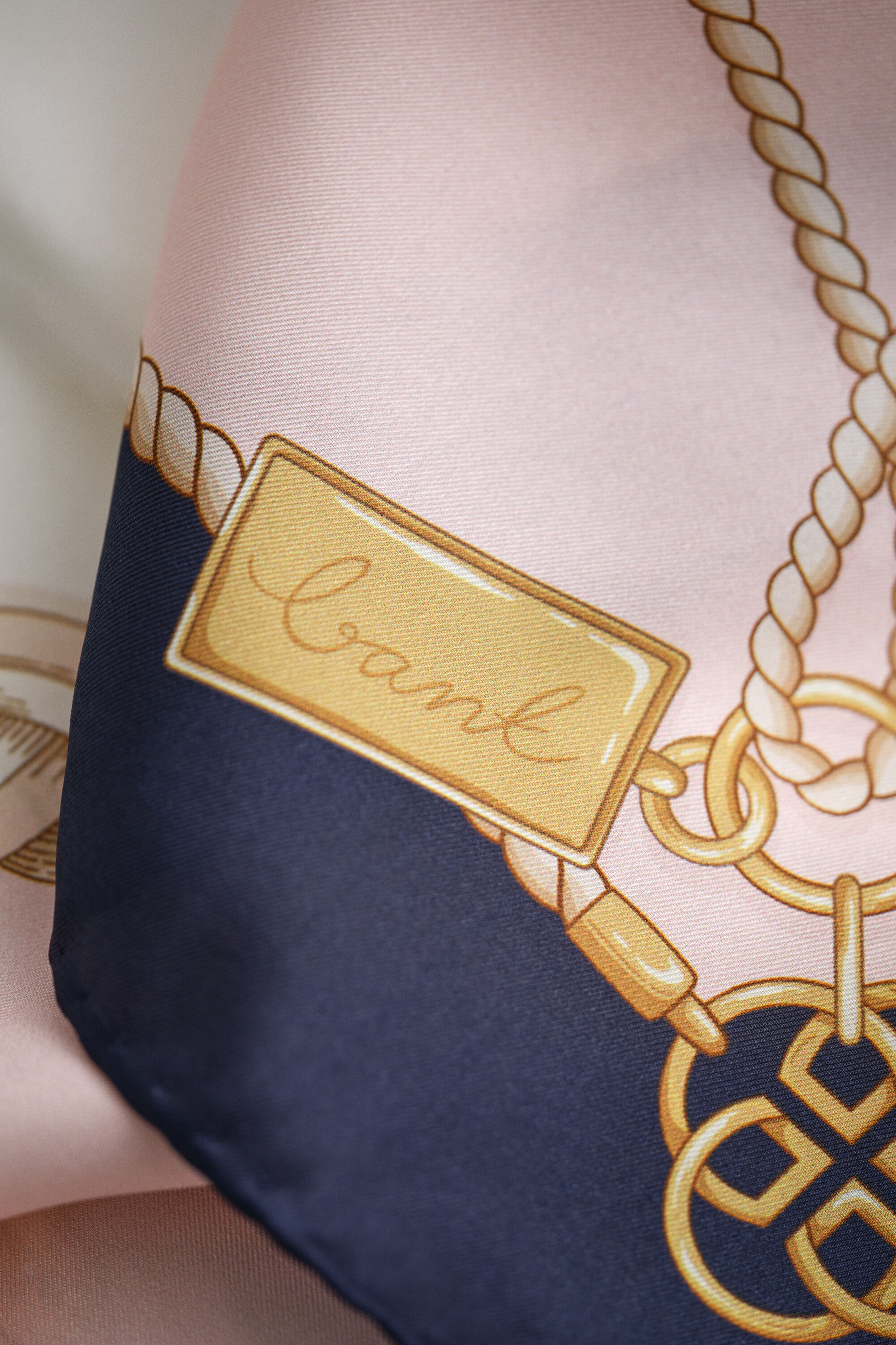 Foulard di seta con motivo a catene