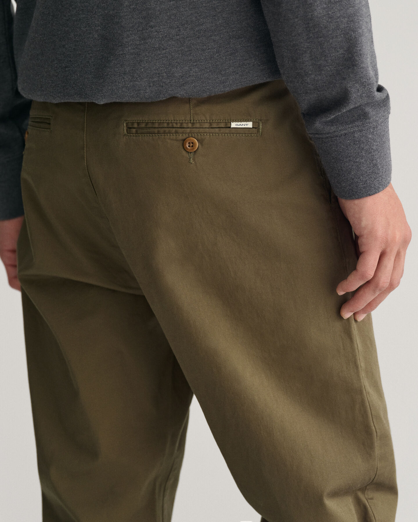 Pantaloni chino in twill stretti in fondo