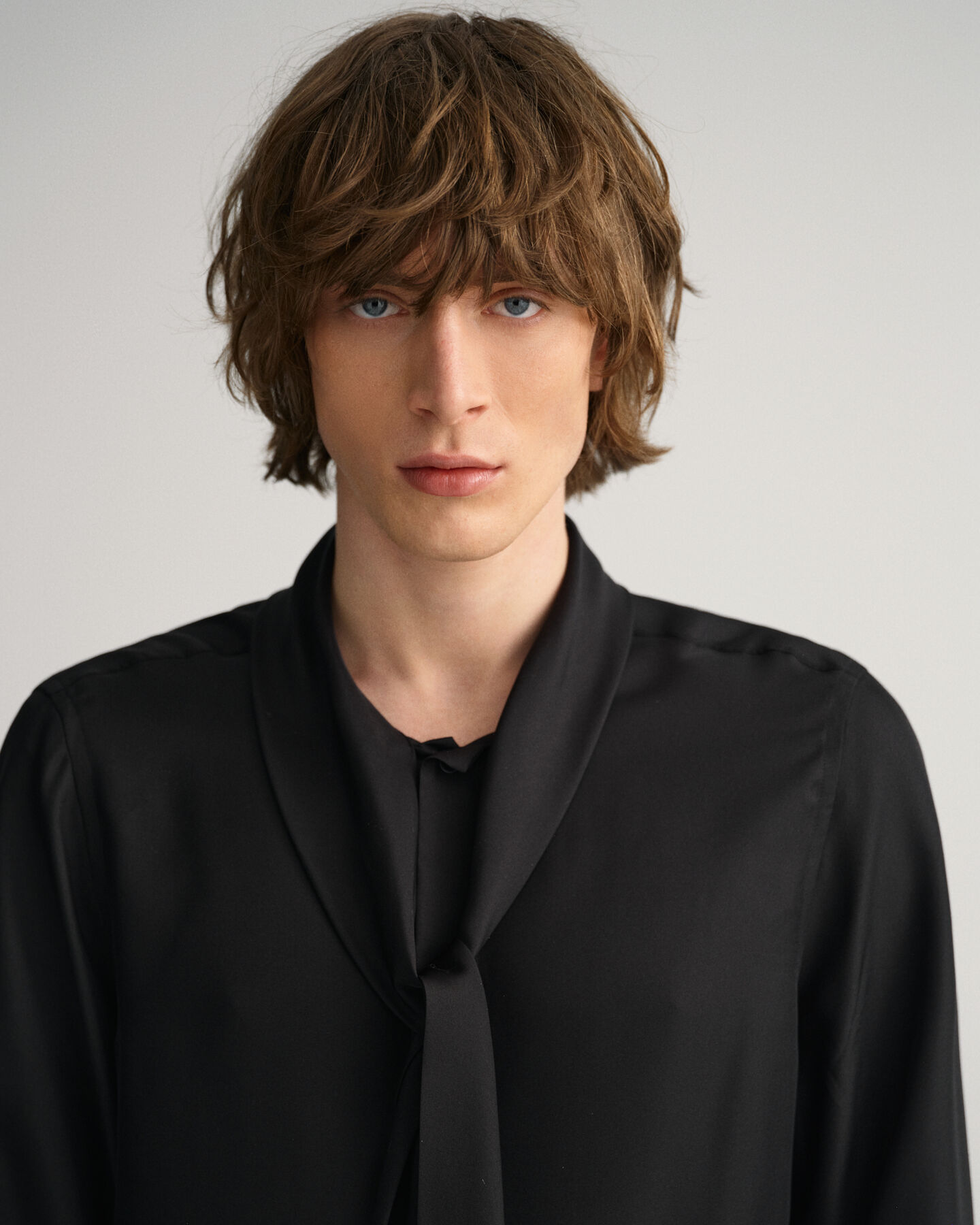 Camicia con fiocco tinta unita slim fit