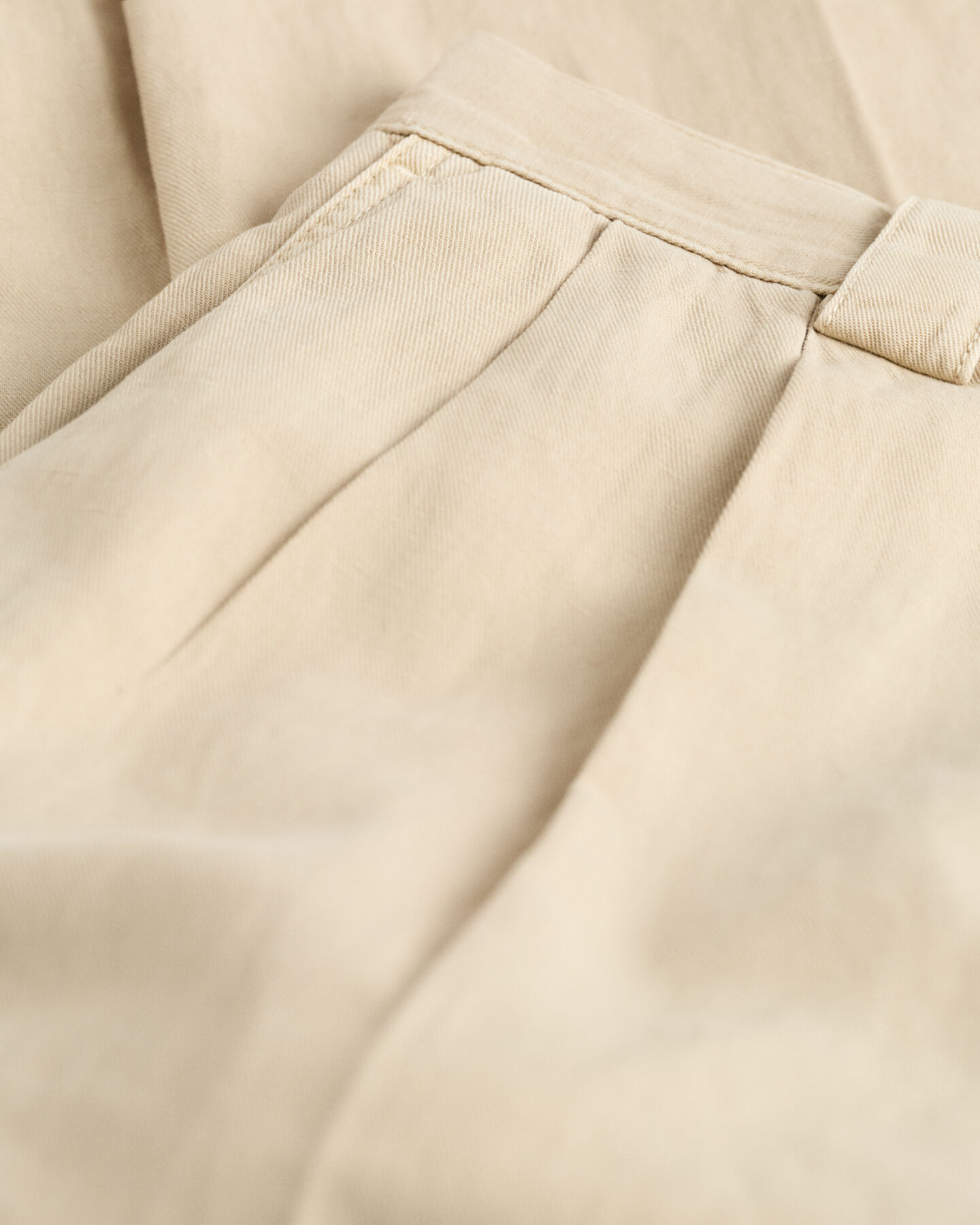 Pantaloni chino in misto cotone-lino plissettati