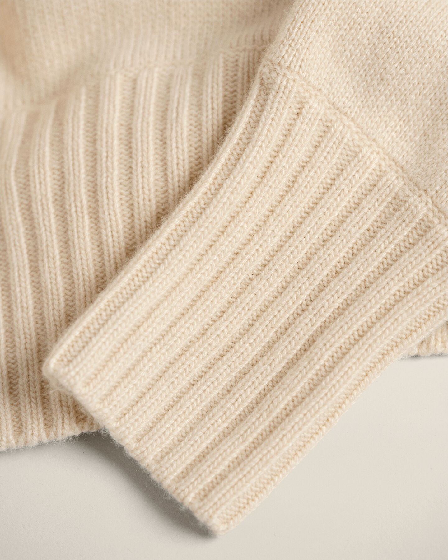 Maglia Wrangler x GANT Varsity in misto cashmere con scollo a V