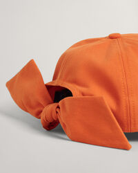 Cappellino con ricamo tono su tono