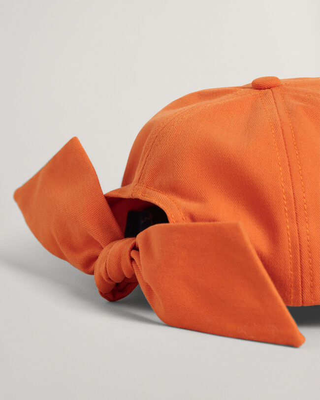 Cappellino con ricamo tono su tono