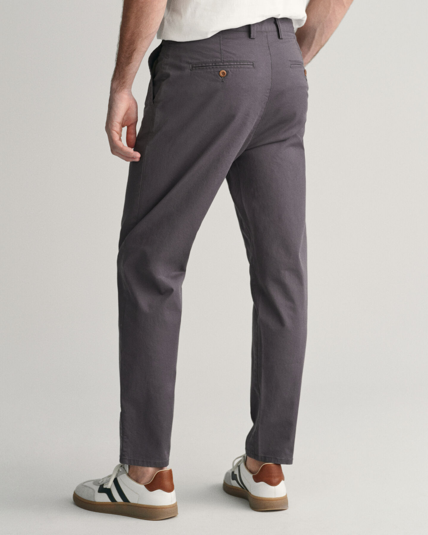 Pantaloni chino in twill stretti in fondo