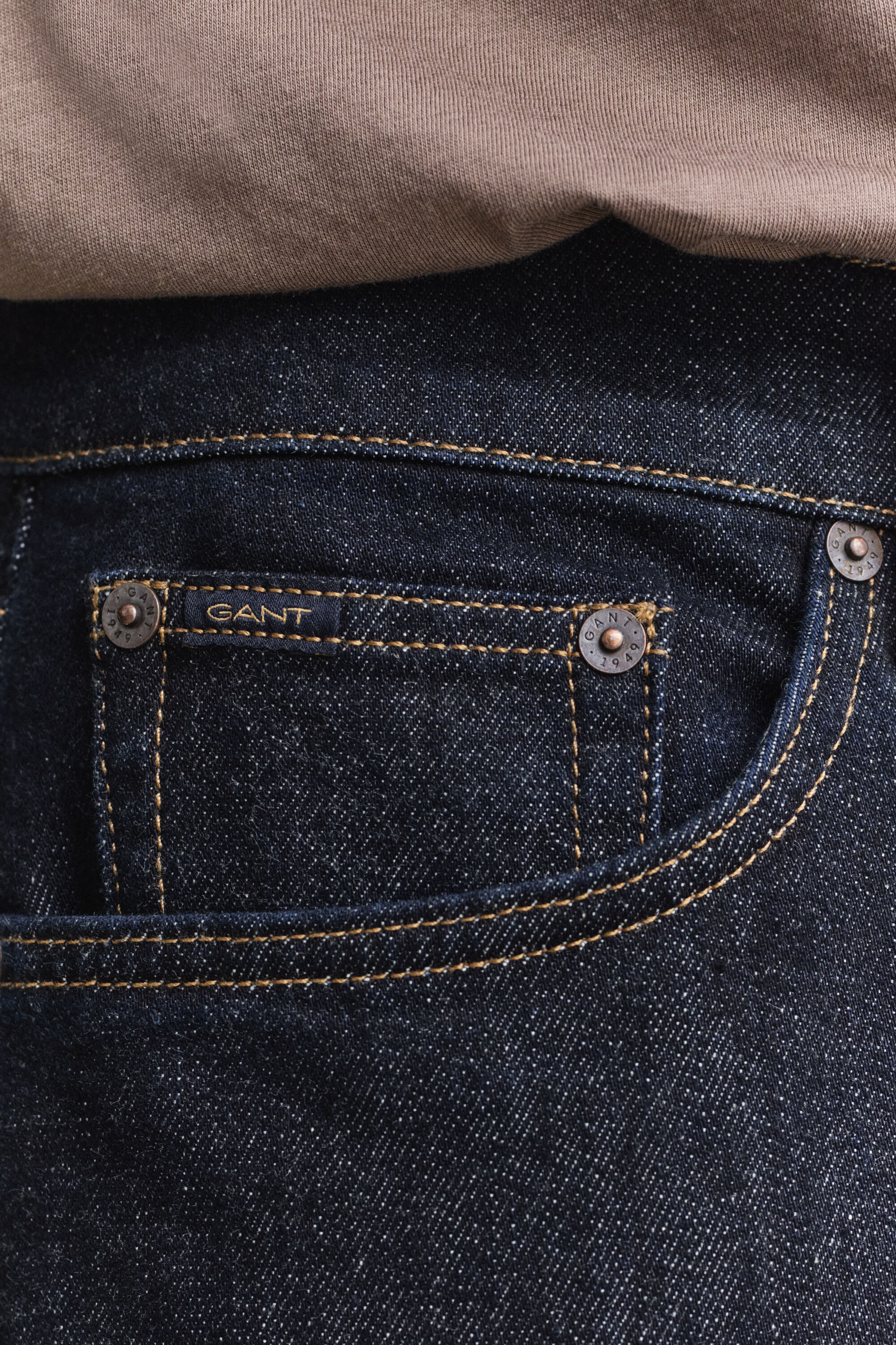 Jeans slim fit con lavaggio uniforme