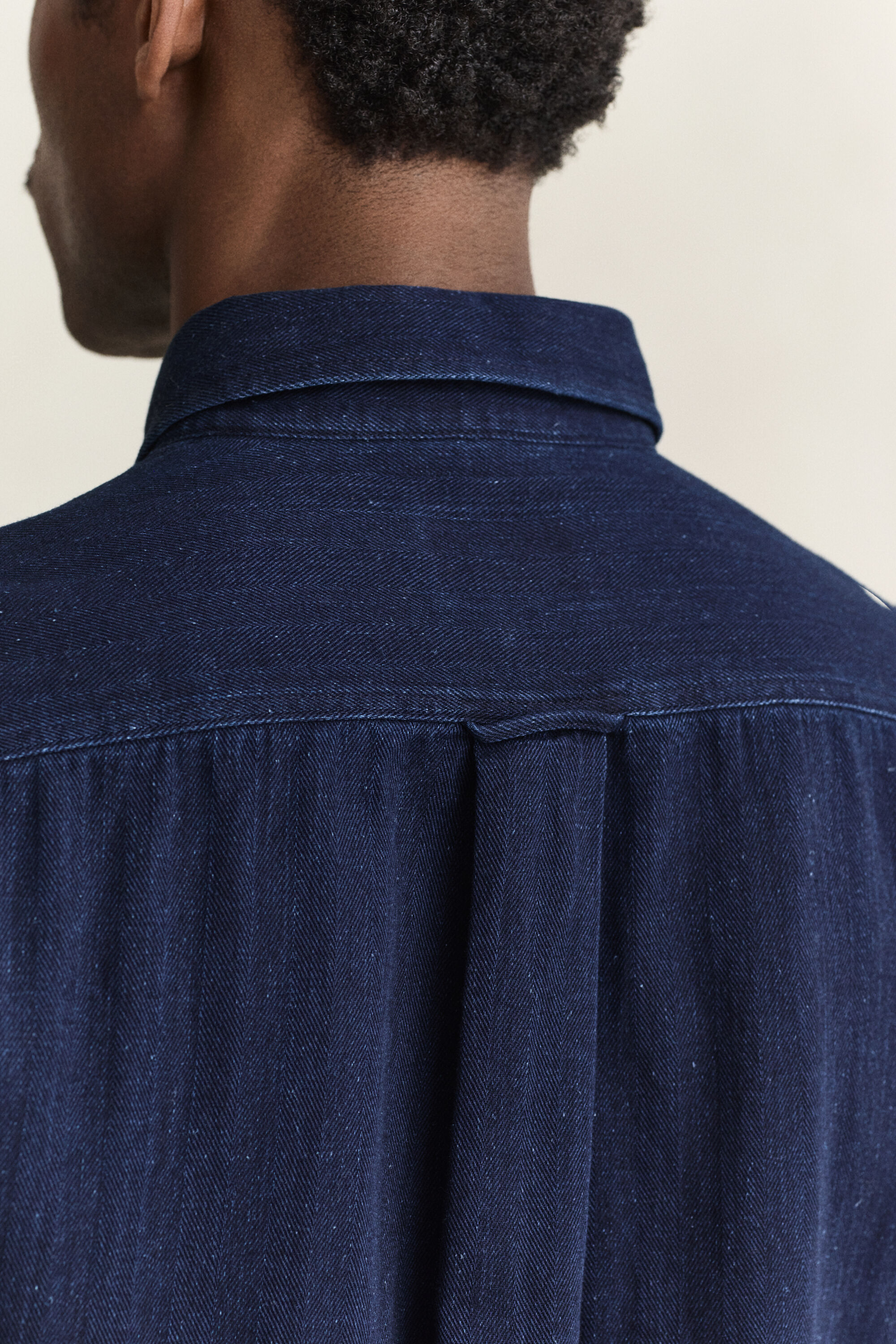 Camicia indaco con motivo a spina di pesce