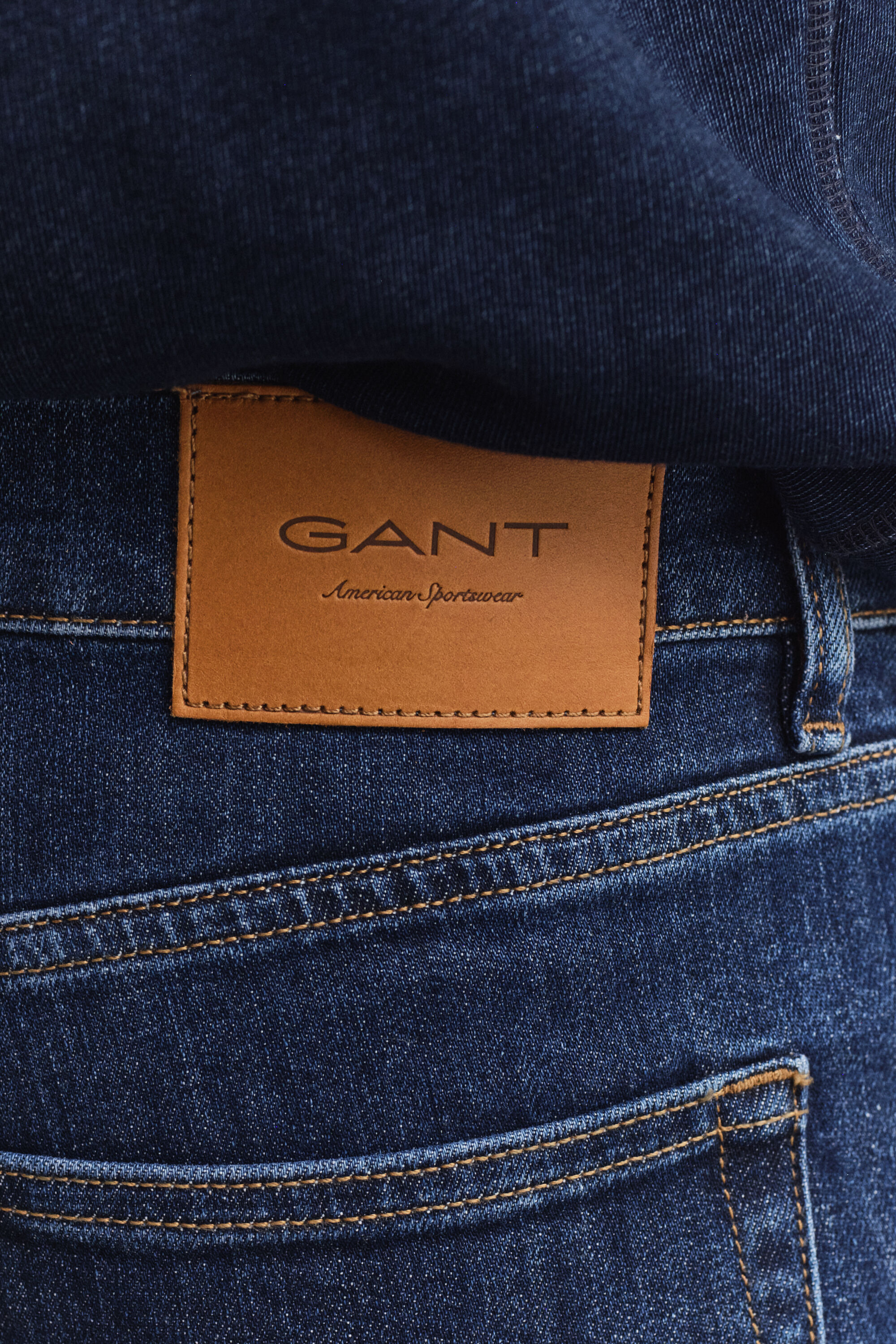 Jeans slim fit con lavaggio uniforme