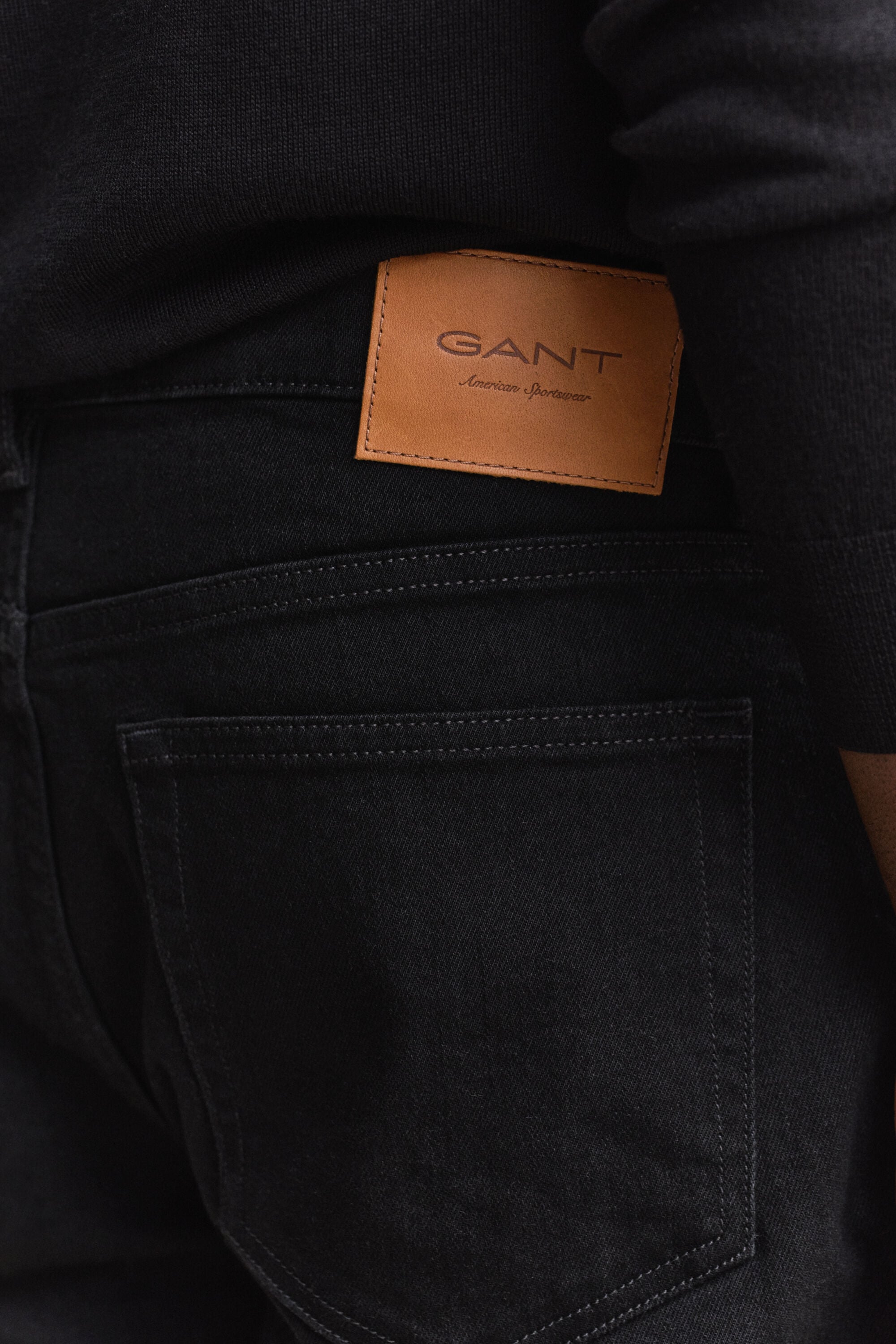 Jeans regular fit con lavaggio uniforme