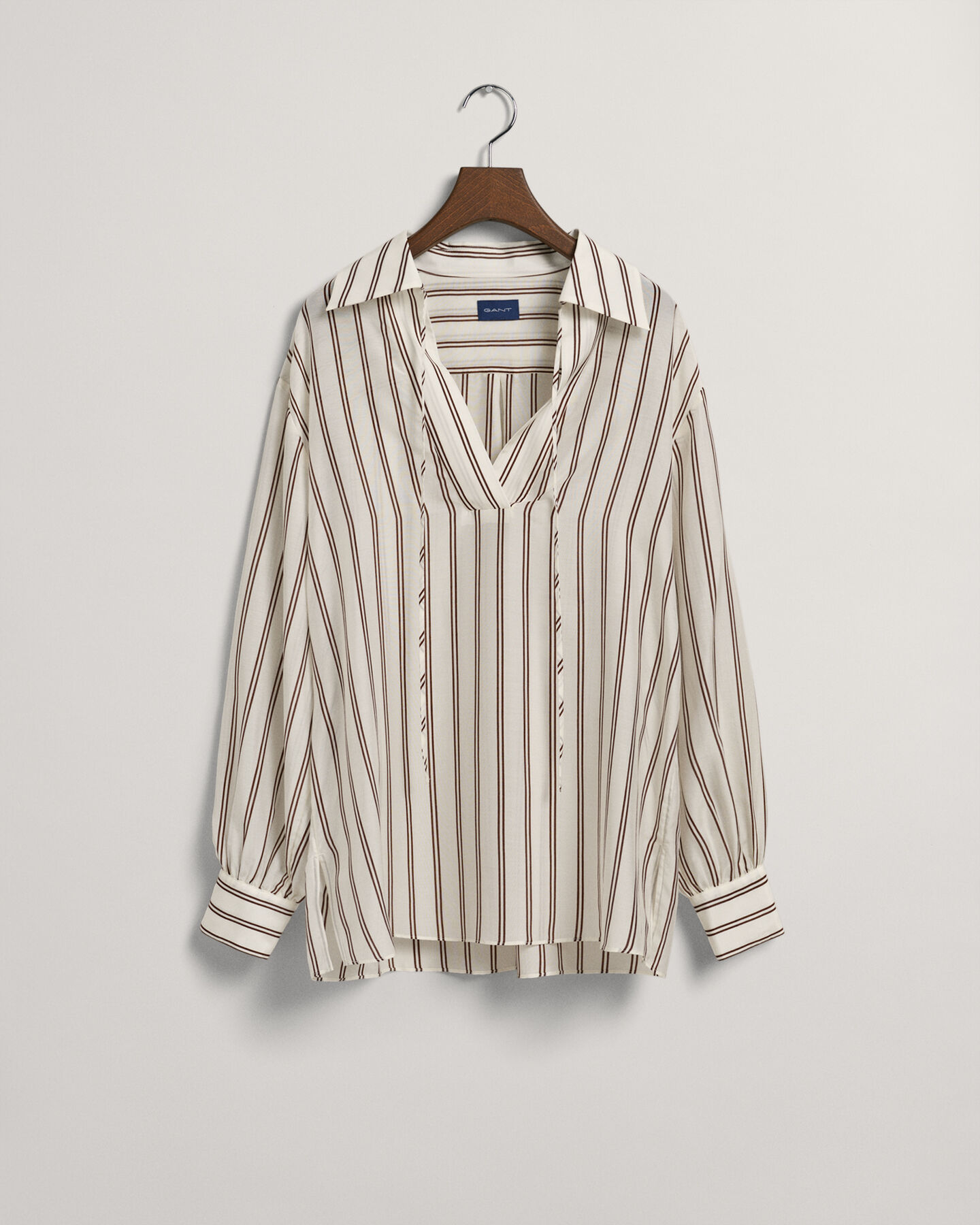 Blusa con scollo a V a righe