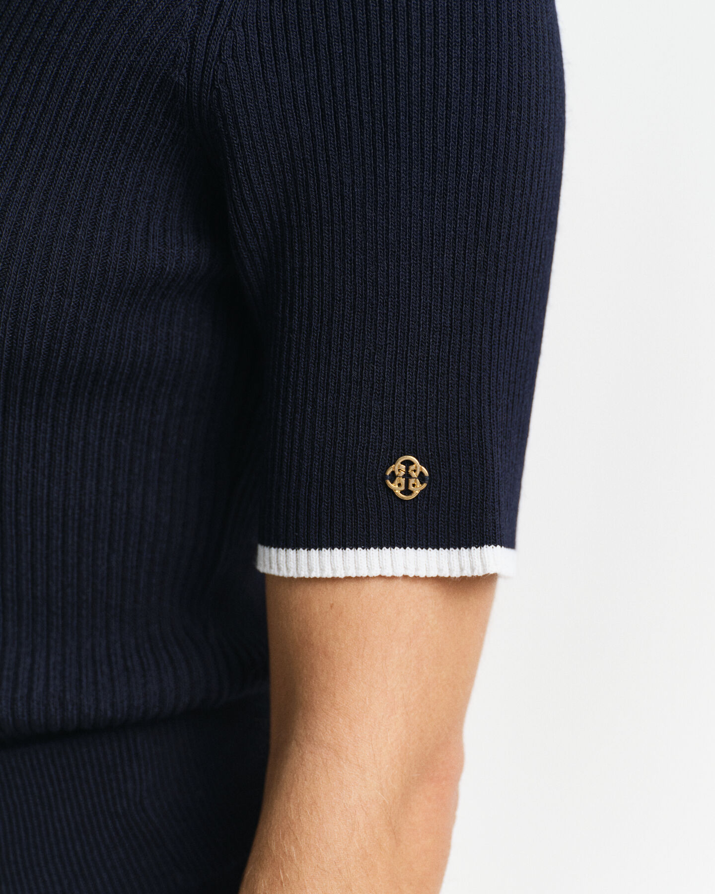 Maglia girocollo a coste e maniche corte a contrasto