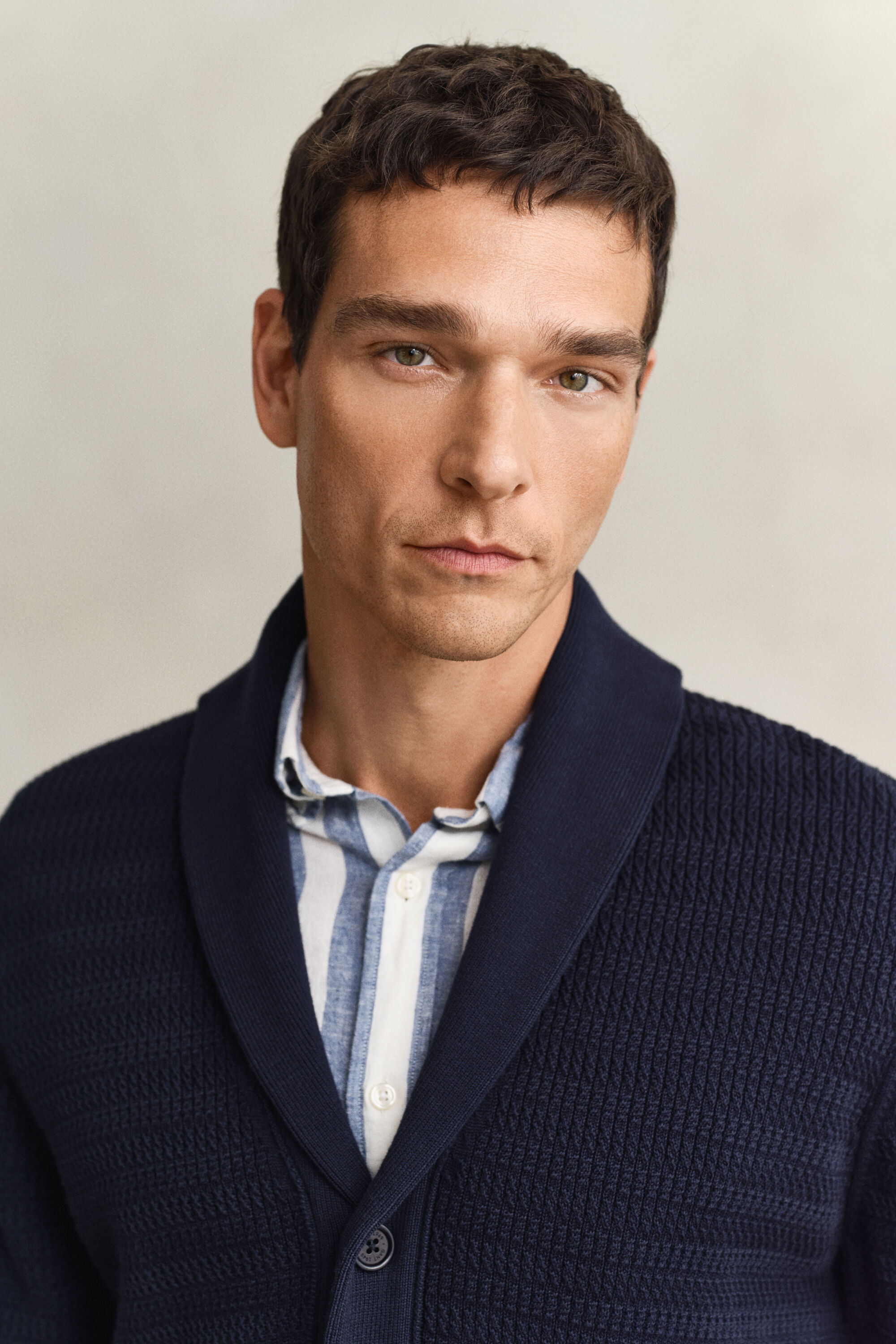 Cardigan con collo sciallato in maglia a trecce