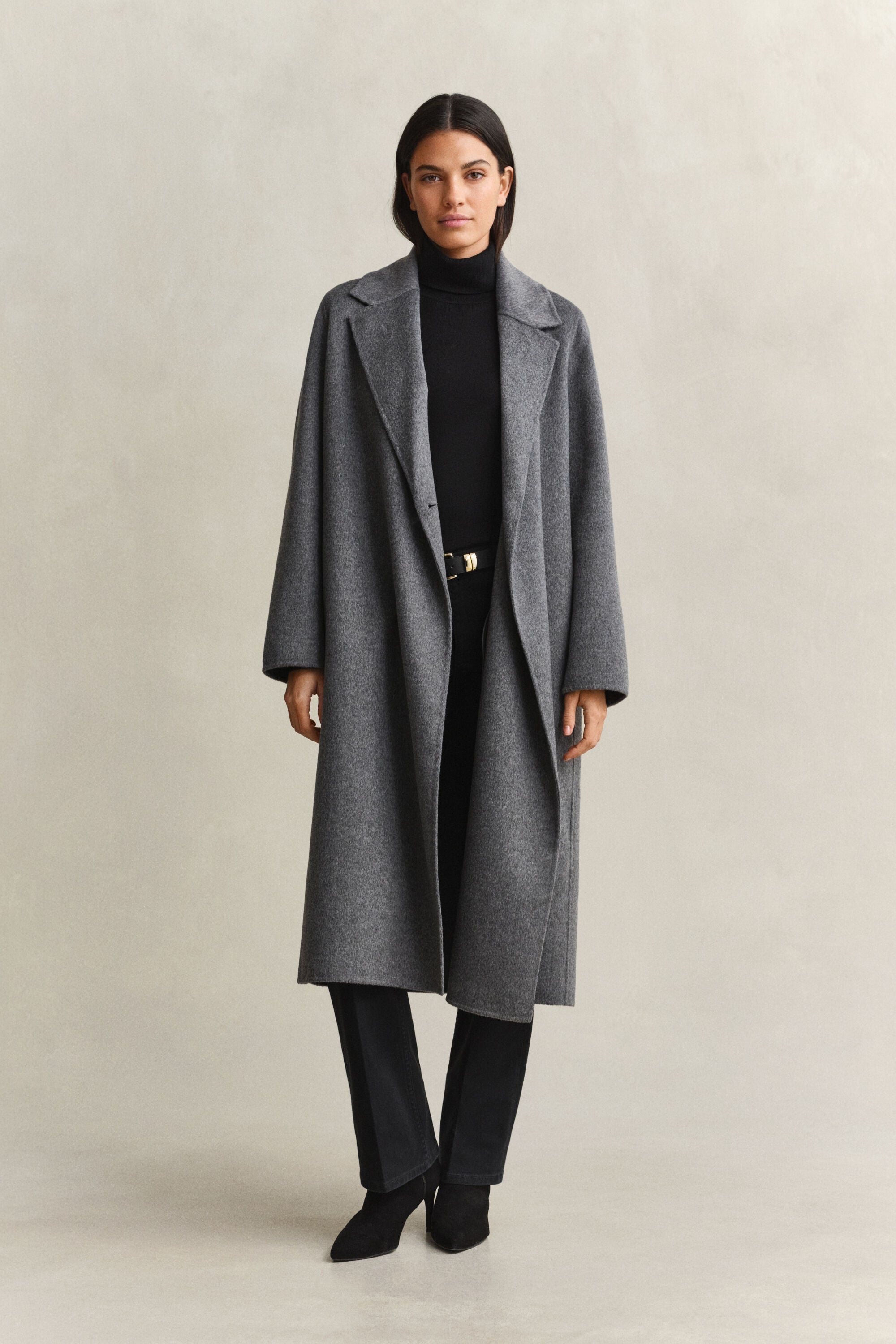 Cappotto con cintura e cuciture a mano