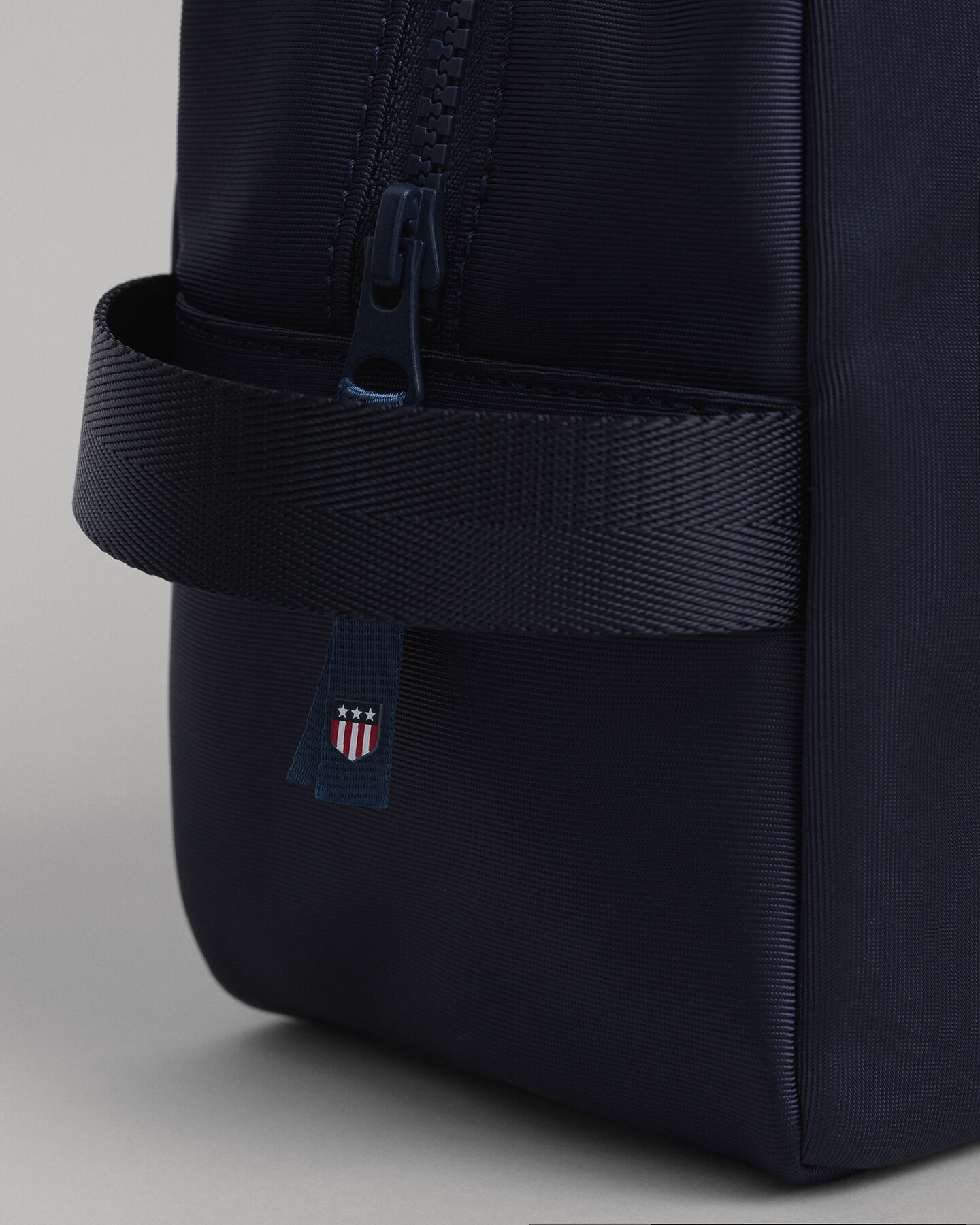 Beauty-case Banner Shield