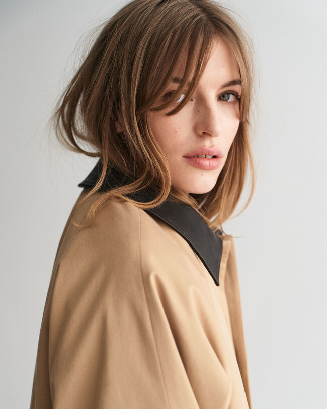 Impermeabile con colletto in pelle