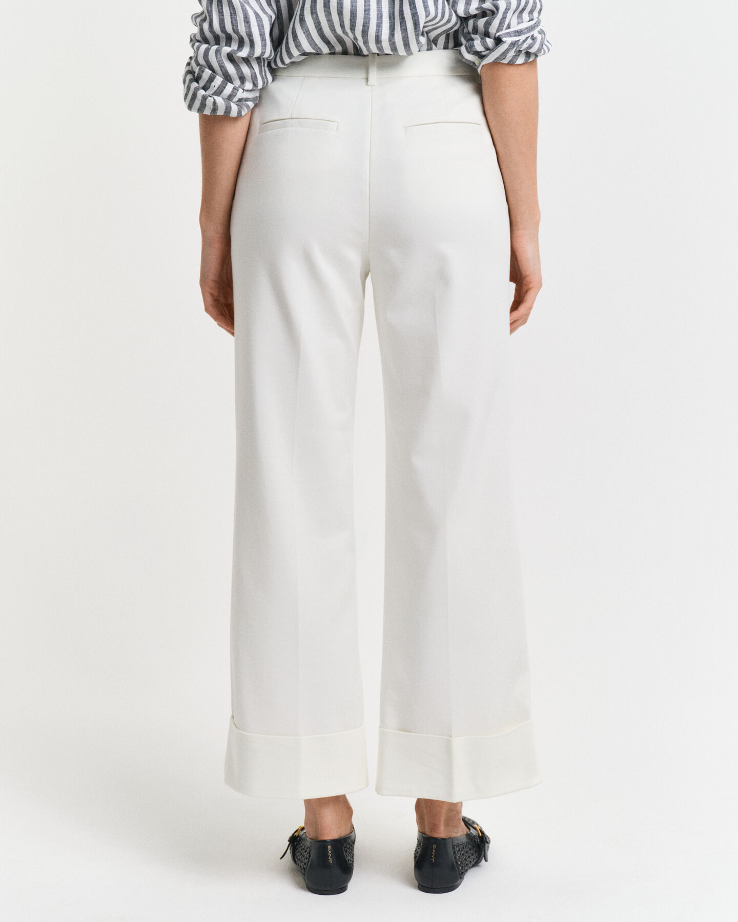 Pantaloni con piega e risvolto