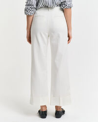 Pantaloni con piega e risvolto