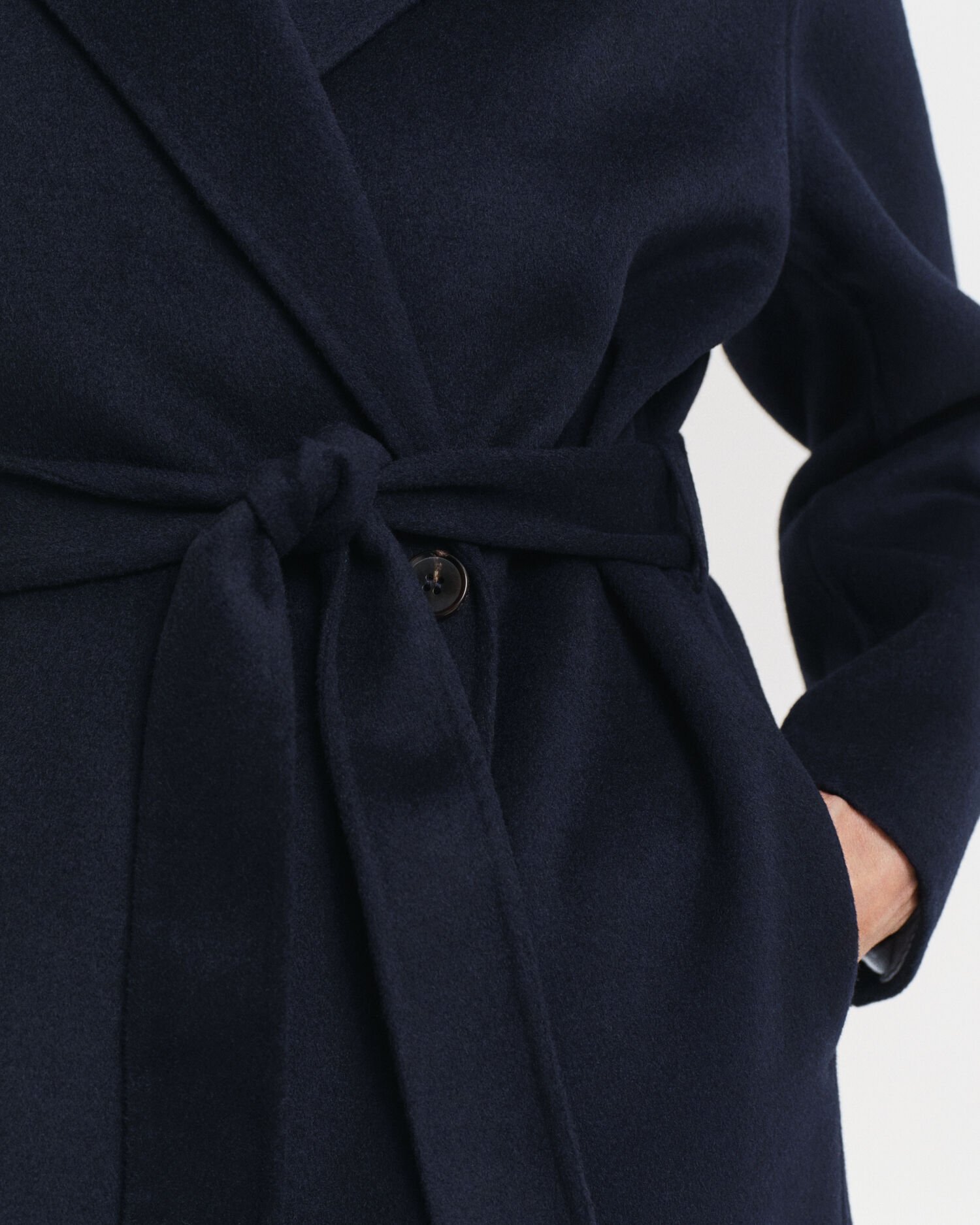 Cappotto con cintura e cuciture a mano