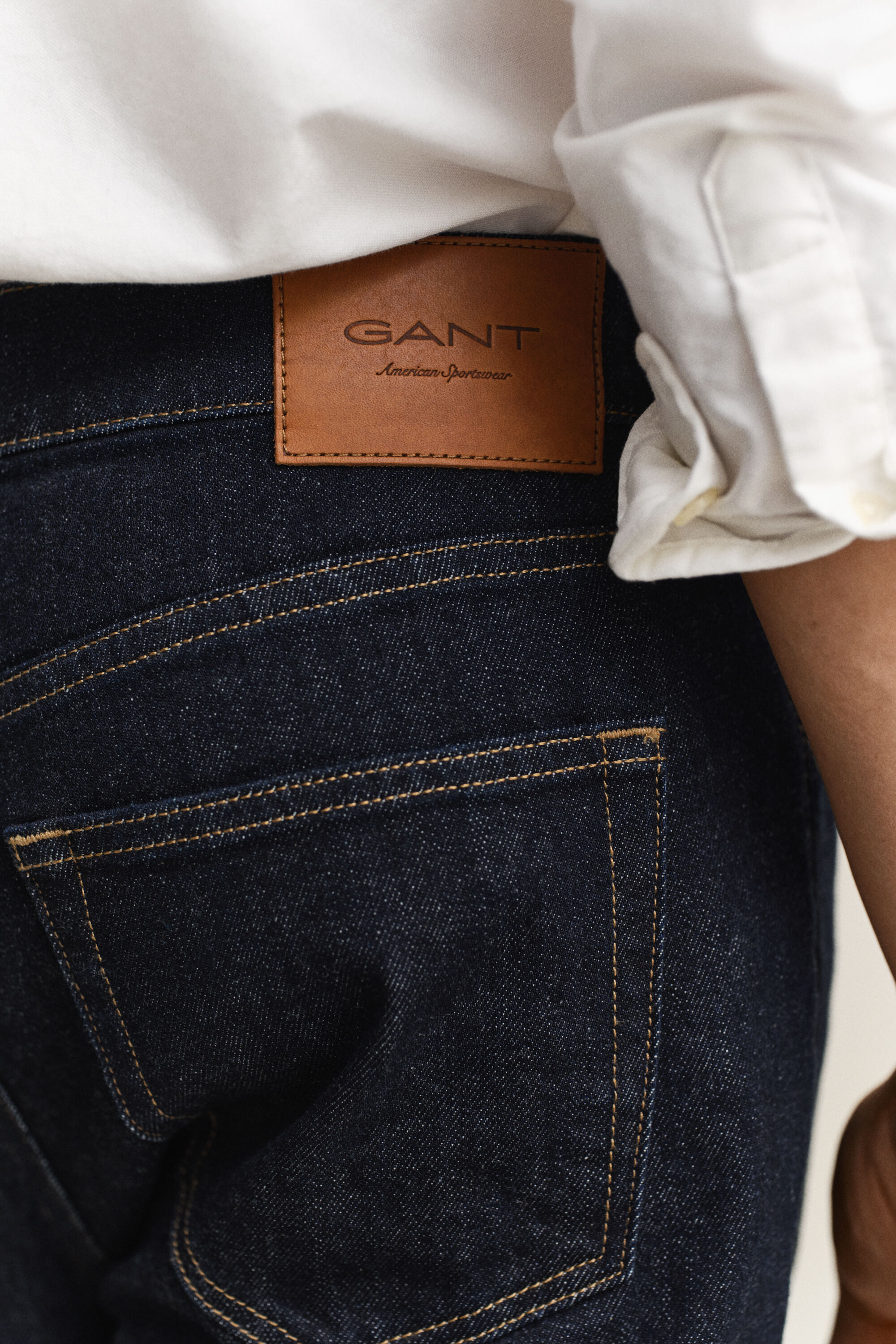 Jeans slim fit con lavaggio uniforme