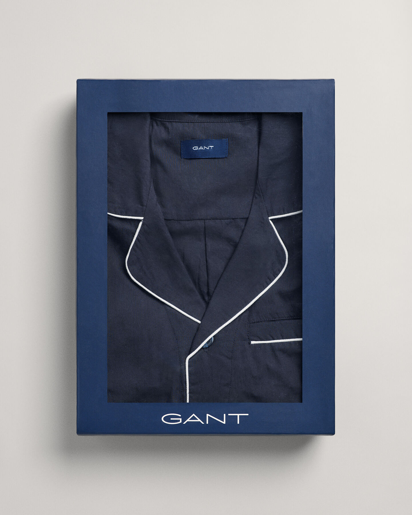 Confezione regalo con pigiama e camicia