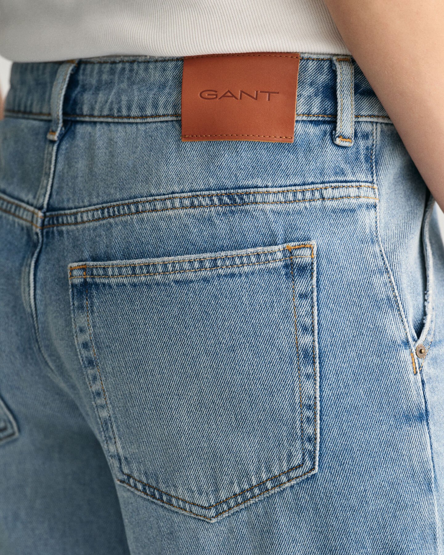 Jeans a gamba larga e vita bassa