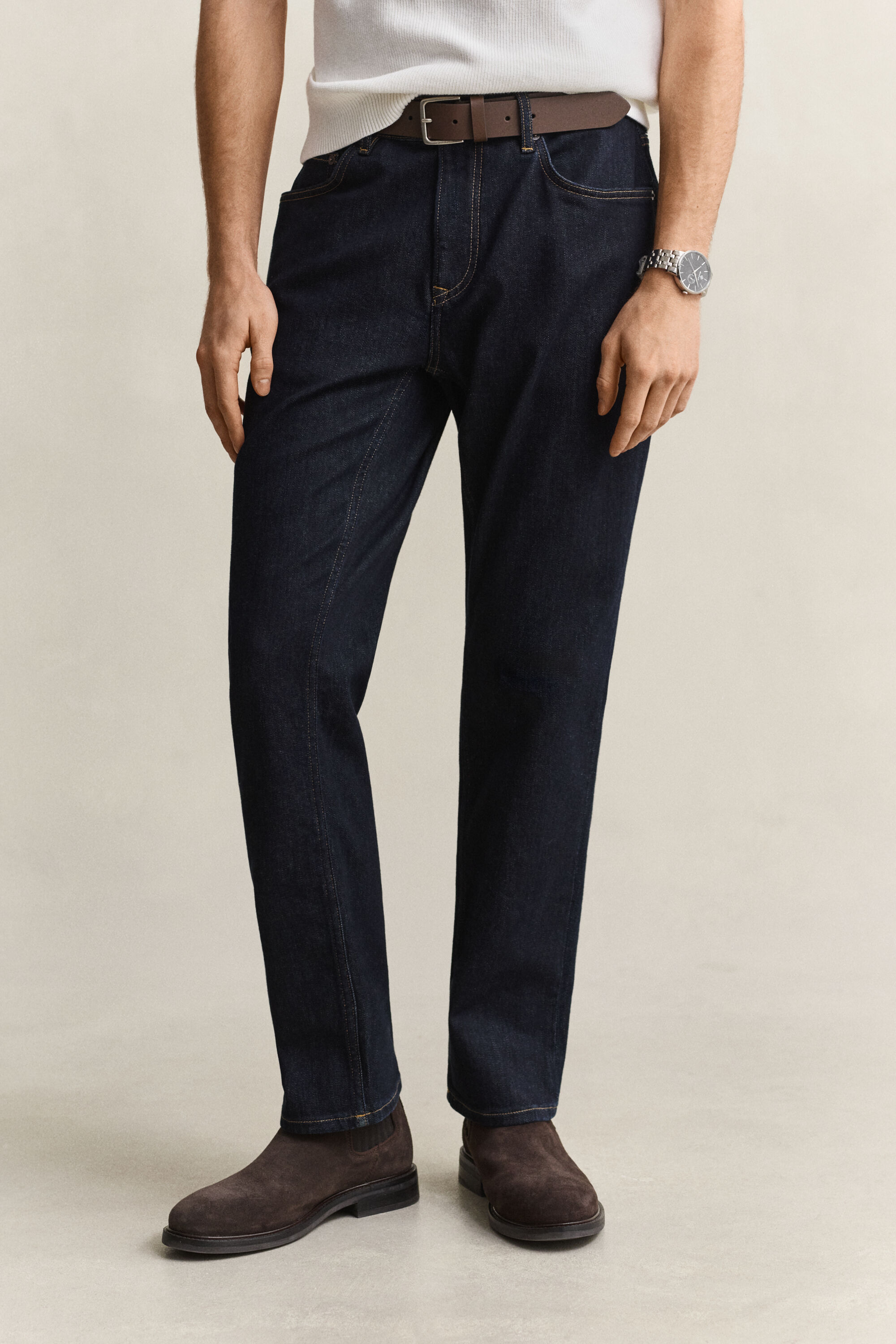 Jeans regular fit con lavaggio uniforme