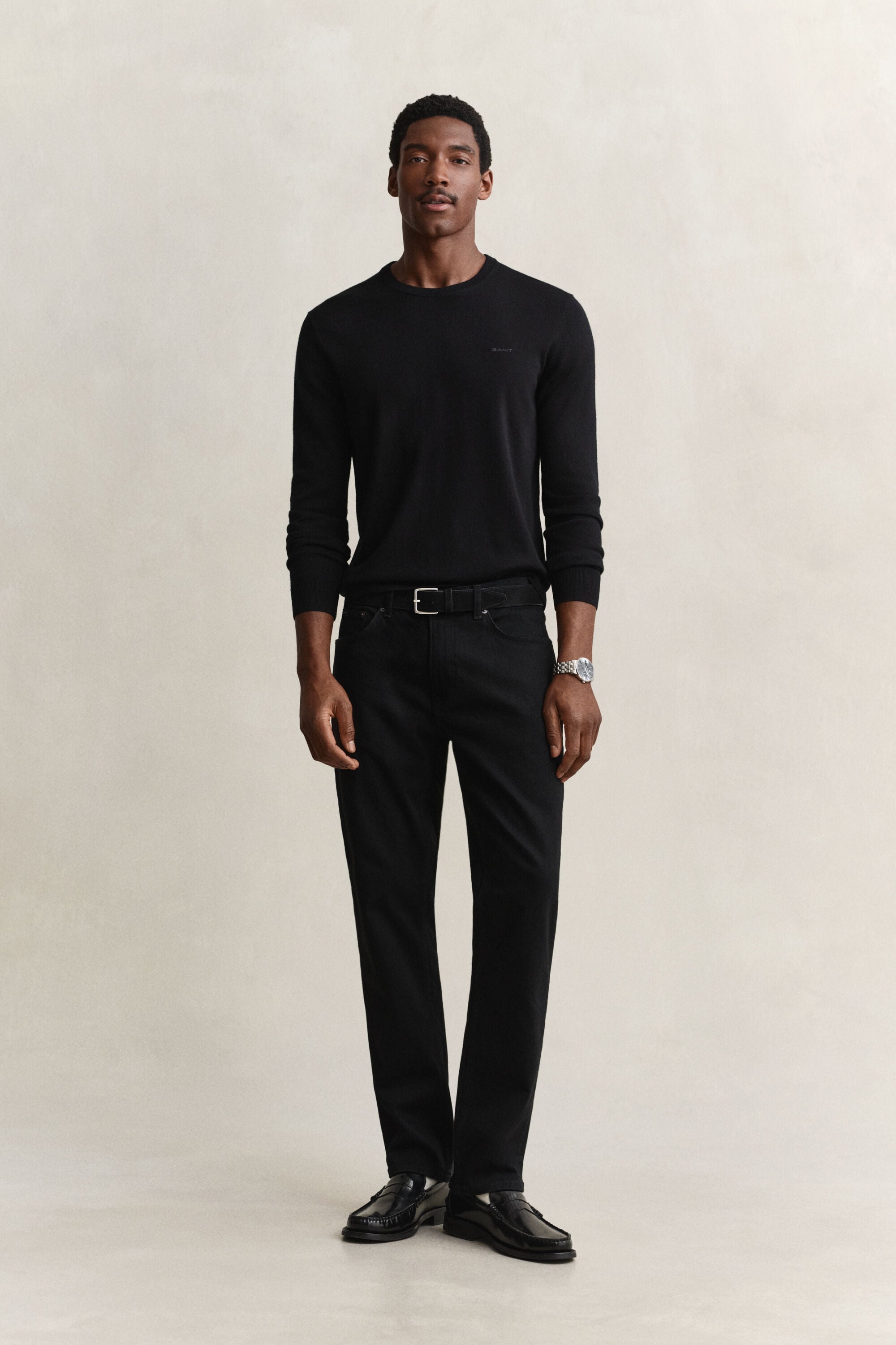 Jeans regular fit con lavaggio uniforme