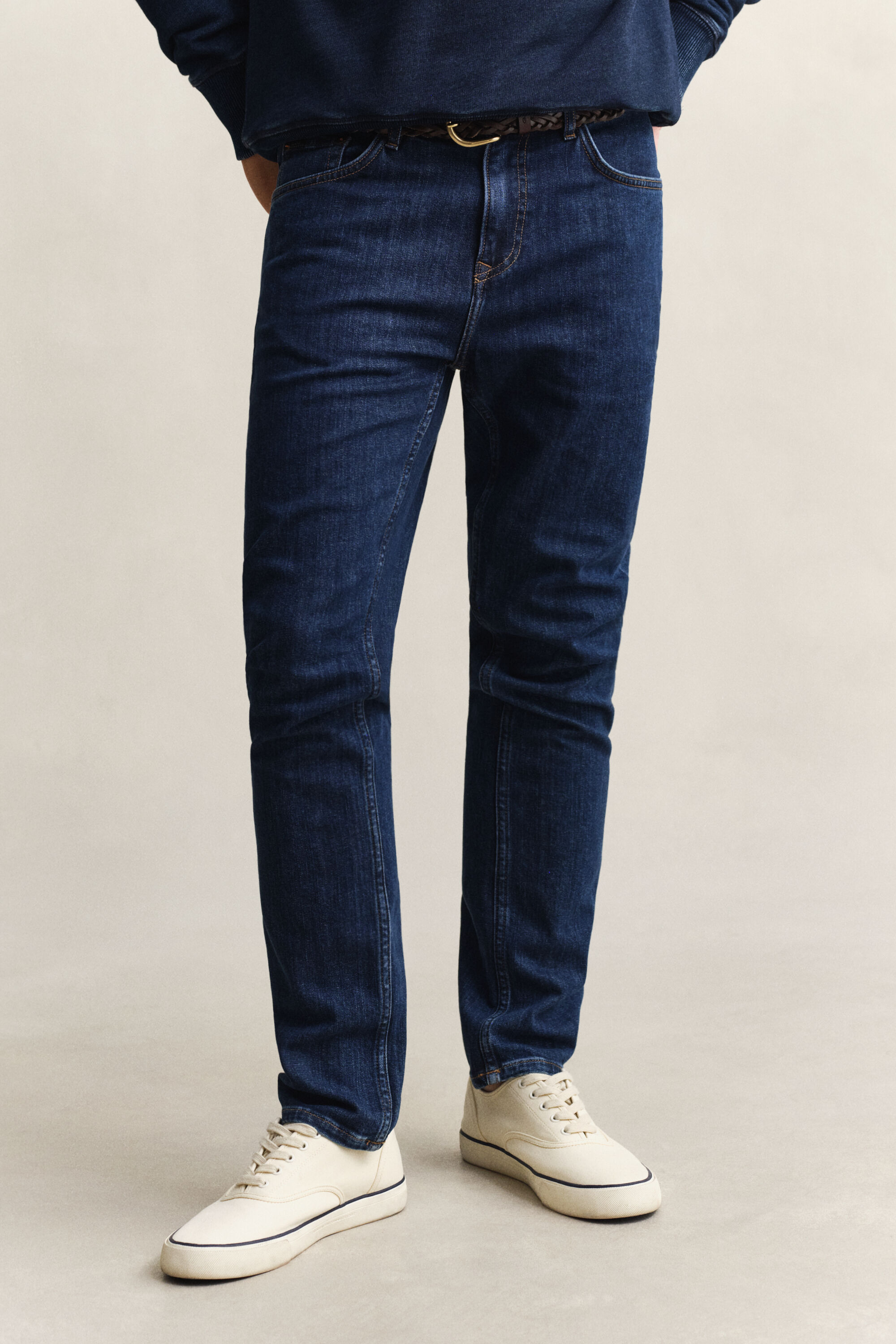 Jeans slim fit con lavaggio uniforme