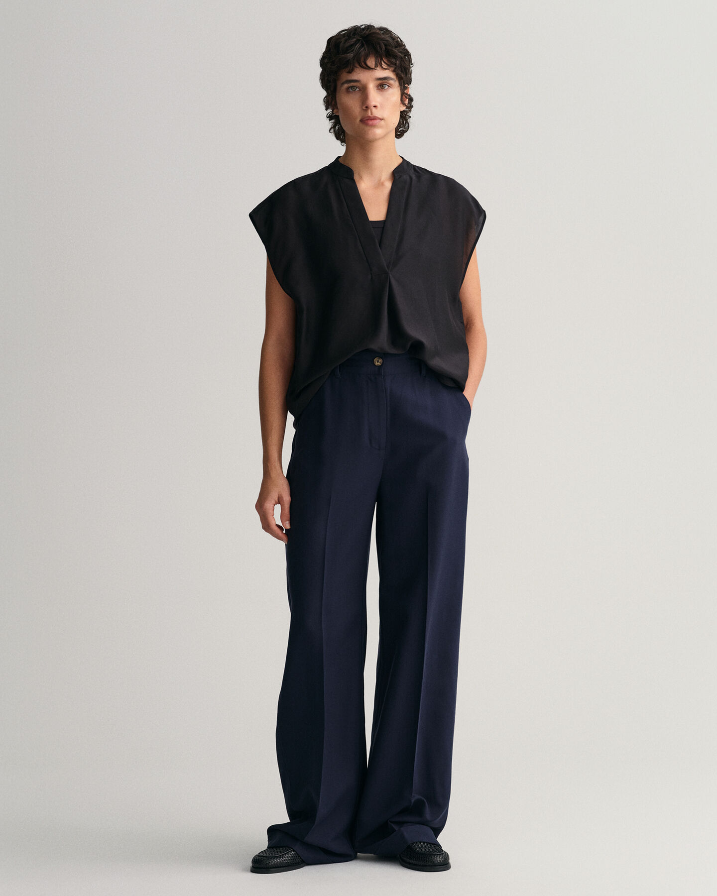 Blusa smanicata con colletto alla coreana