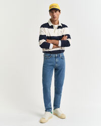 Jeans slim fit con lavaggio uniforme