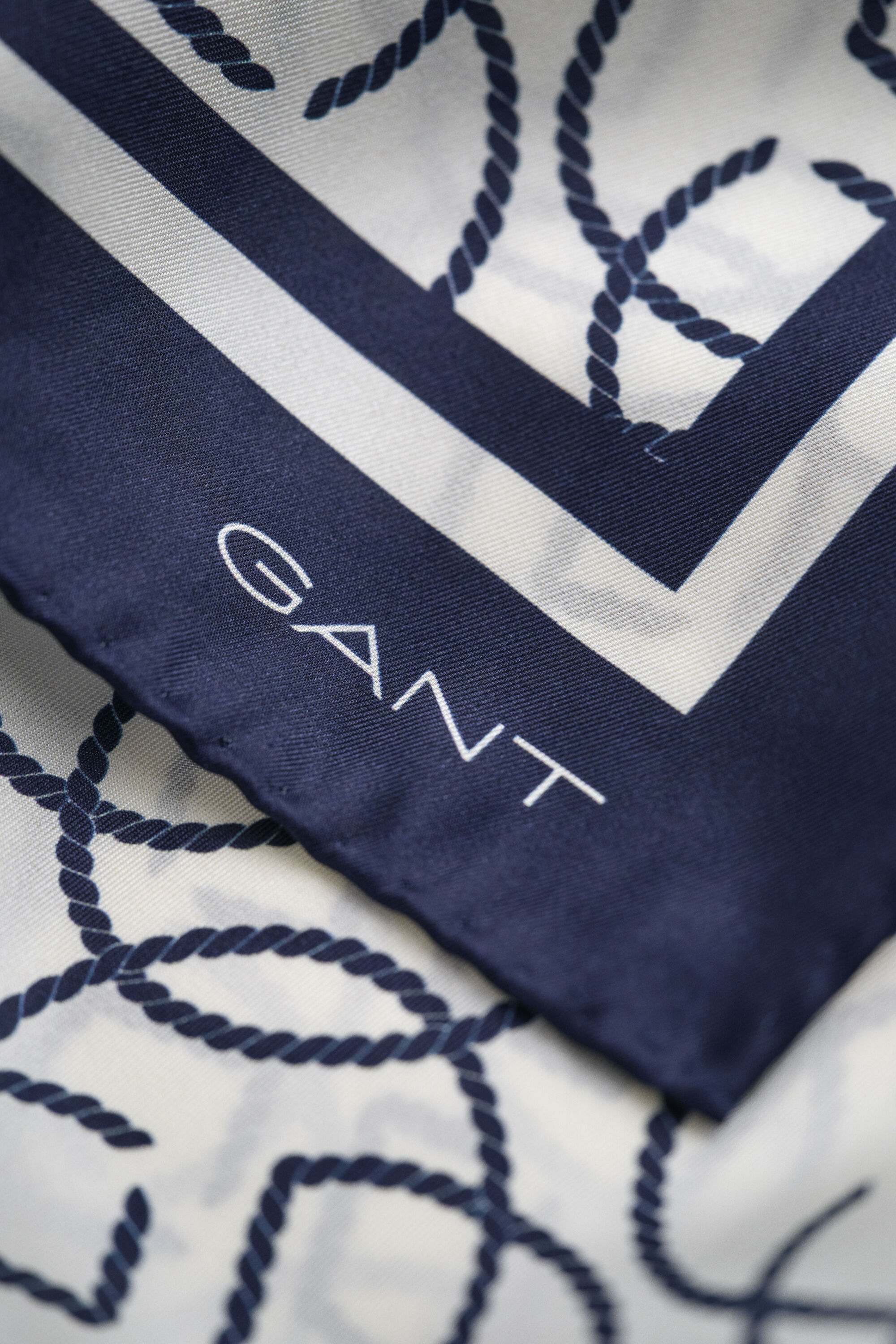 Foulard di seta con monogramma