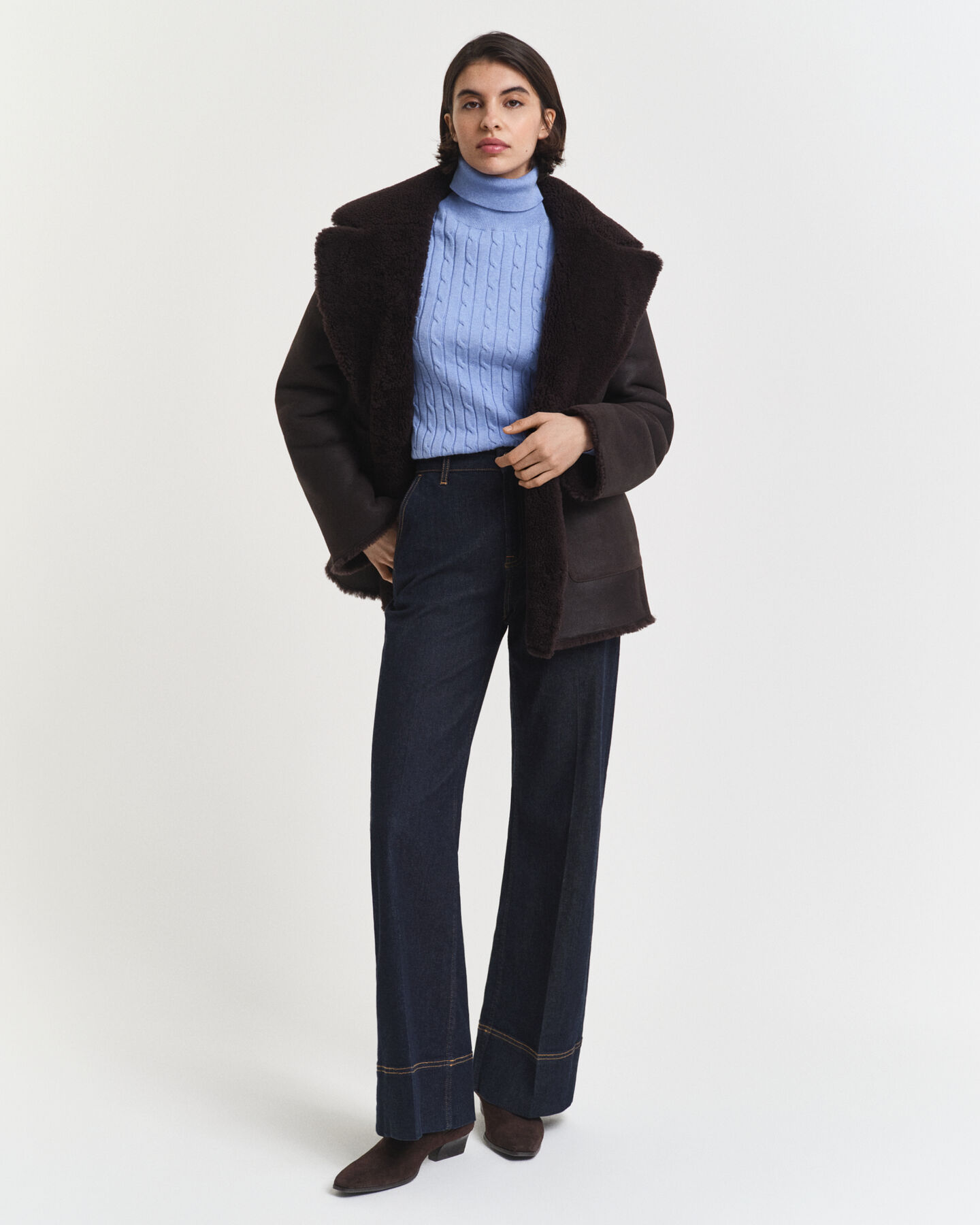 Maglia a collo alto in cotone elasticizzato a trecce