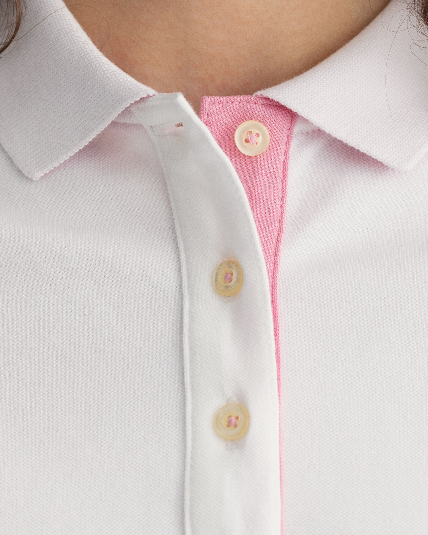 Polo in piqu&eacute; con colletto a contrasto