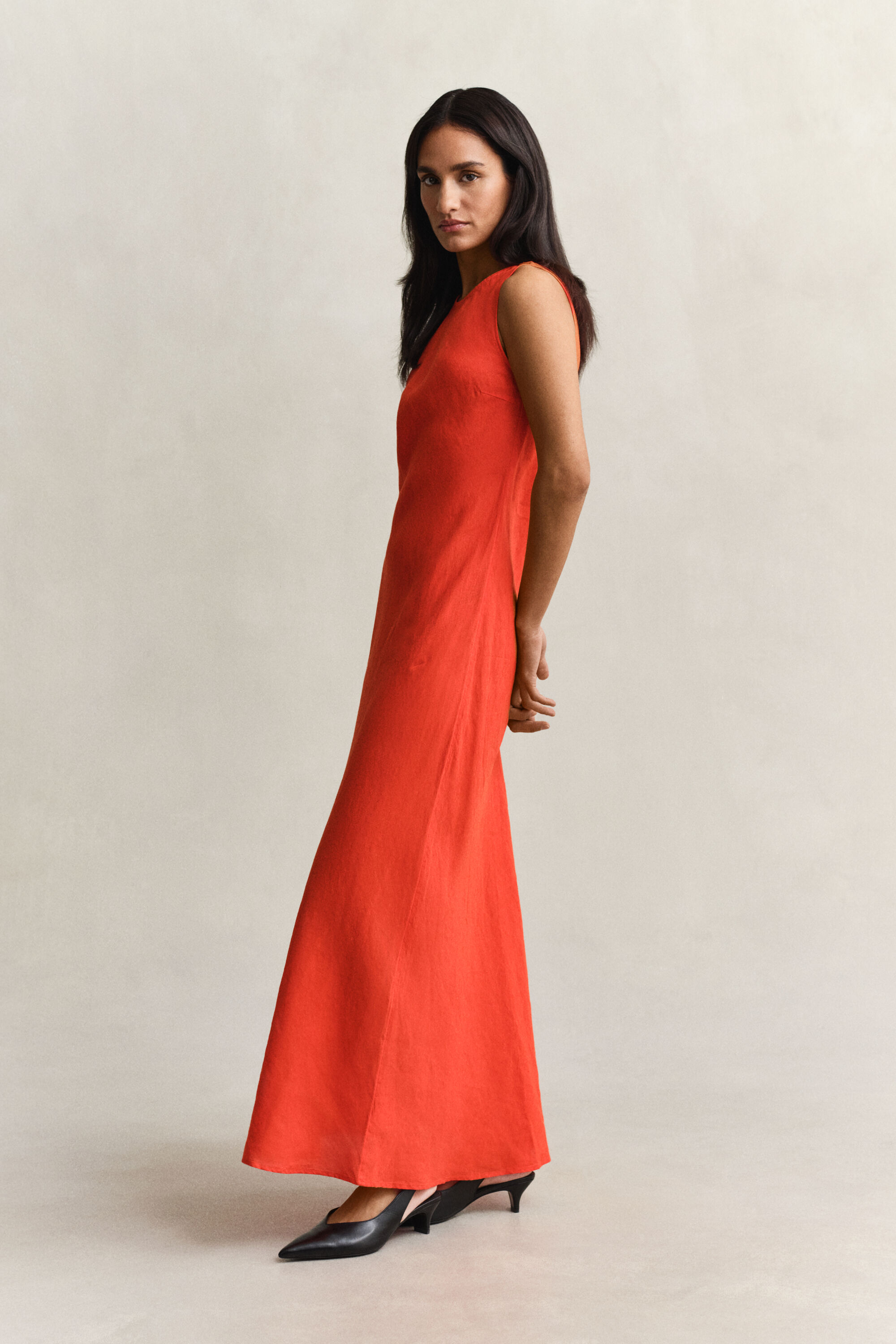 Abito midi in lino con taglio obliquo