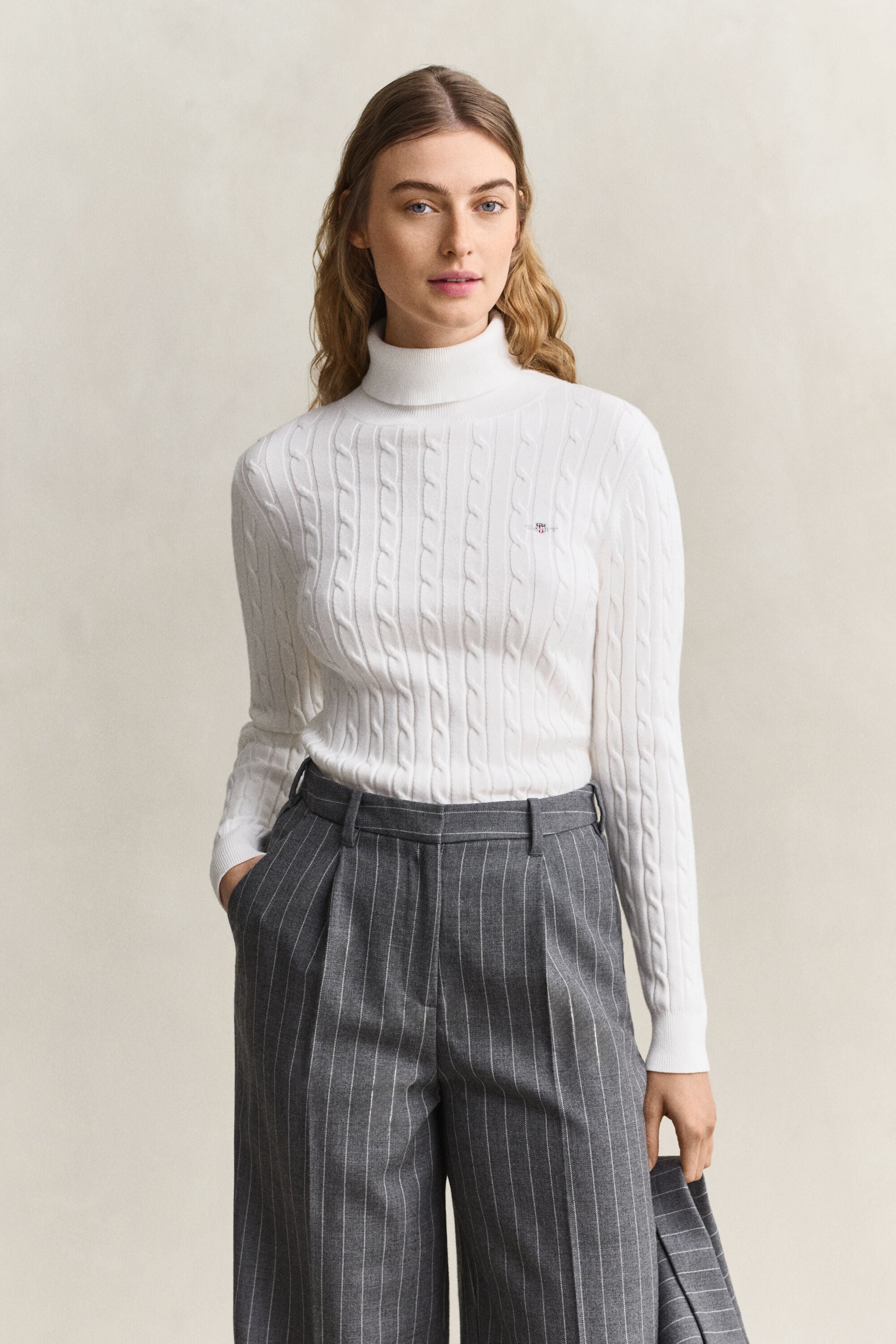 Maglia a collo alto in cotone elasticizzato a trecce