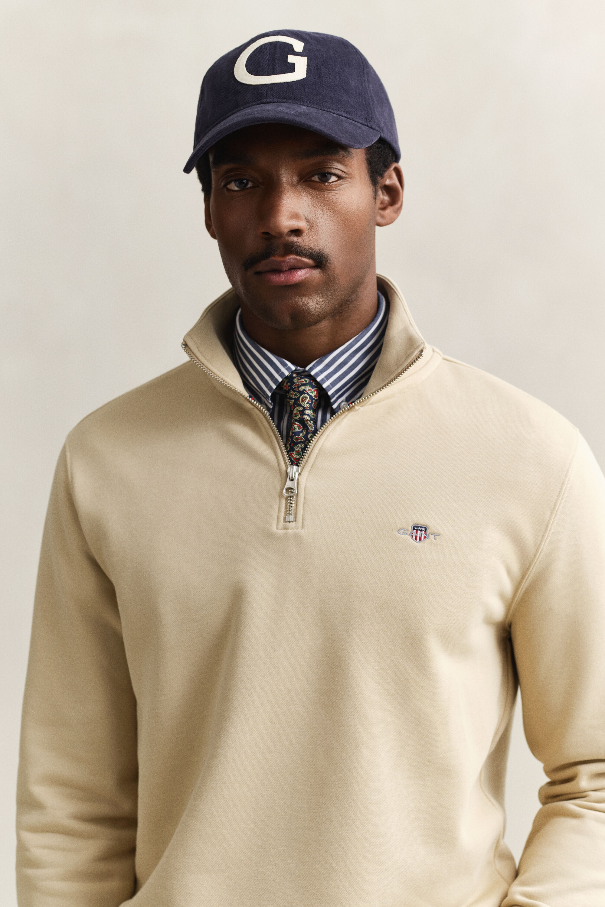 Felpa Shield con zip corta