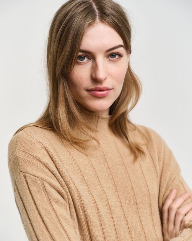 Maglia con colletto dritto in lana a coste ampie