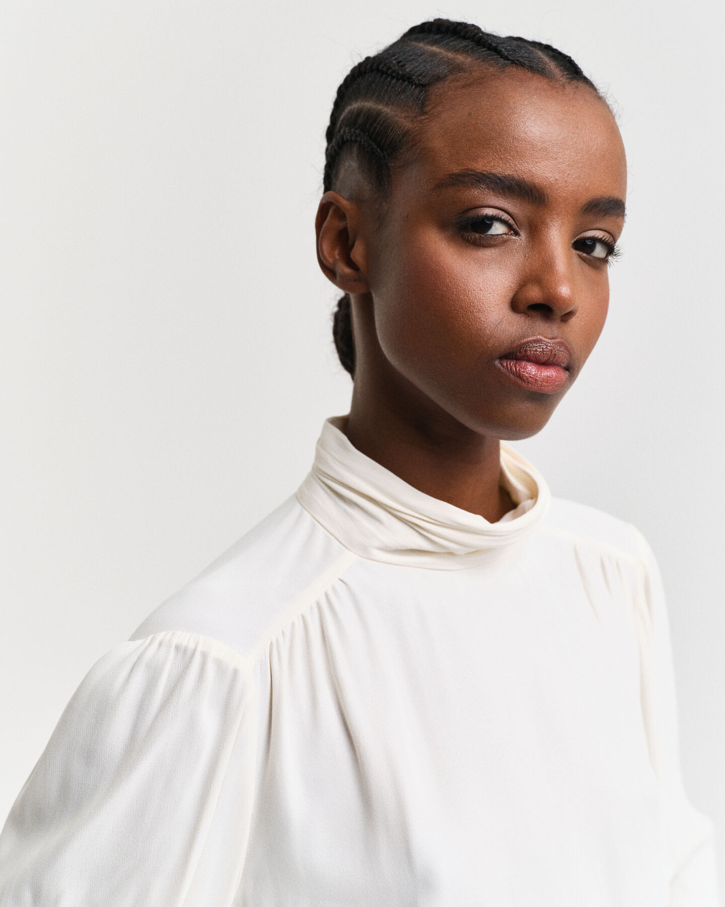 Blusa con finto collo alto