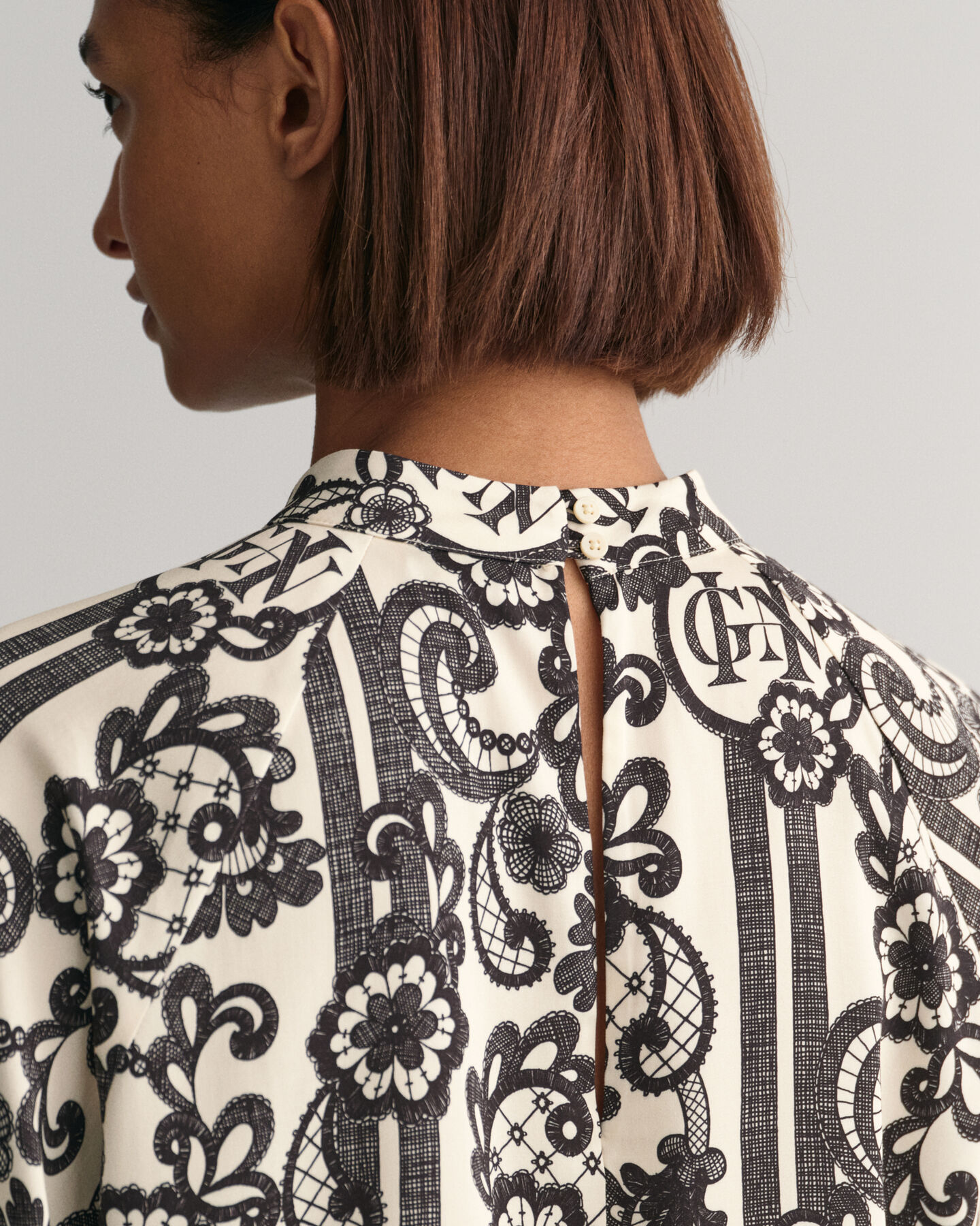 Blusa a collo alto con stampa Lace