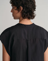 Blusa smanicata con colletto alla coreana