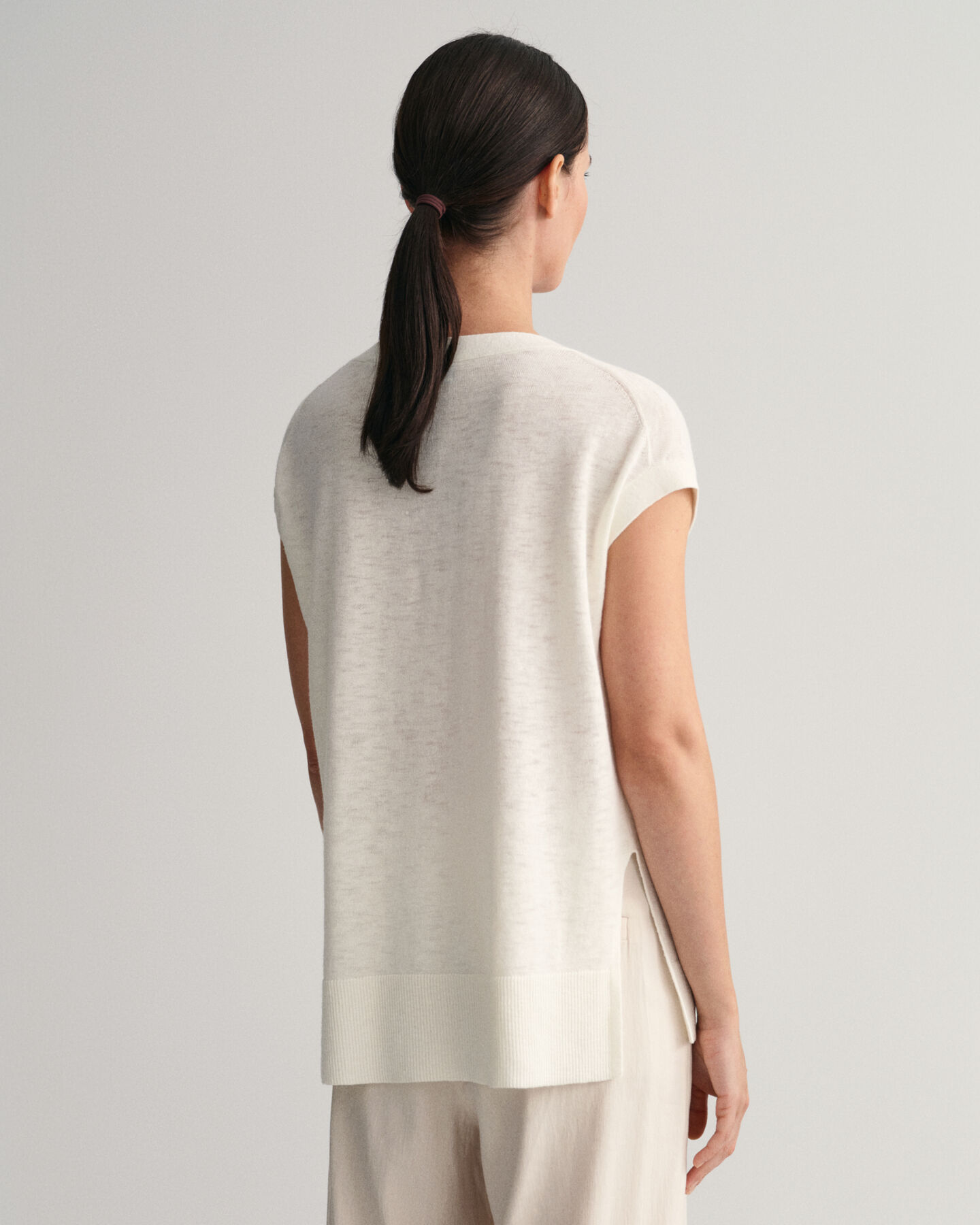 Smanicato con scollo a V in misto lino