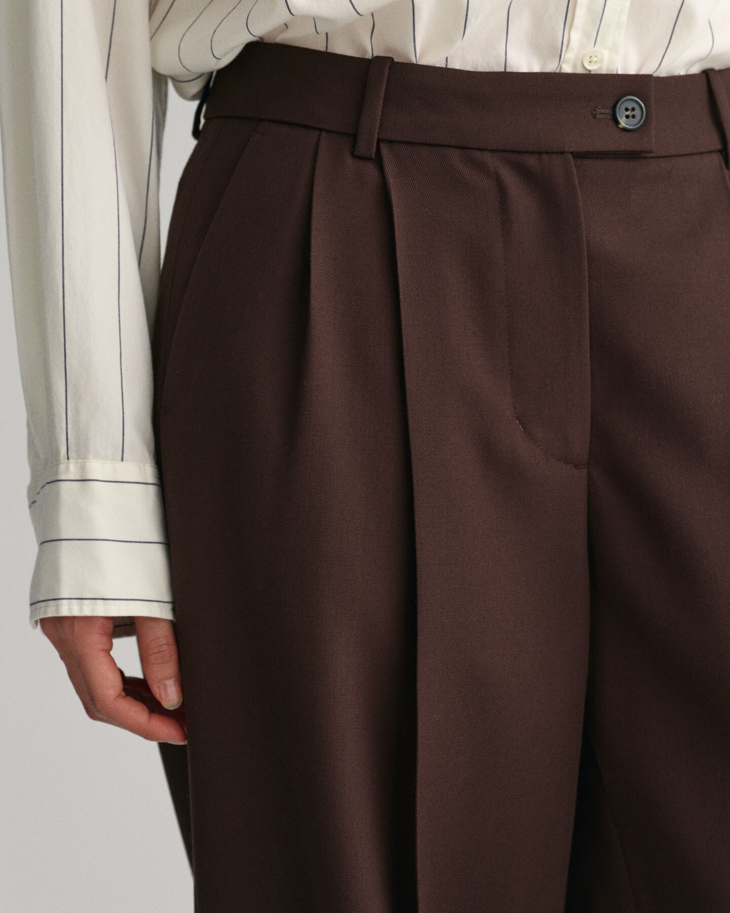 Pantaloni in lana con gamba stretta in fondo relaxed fit