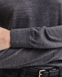 Maglia a collo alto in finissima lana merino