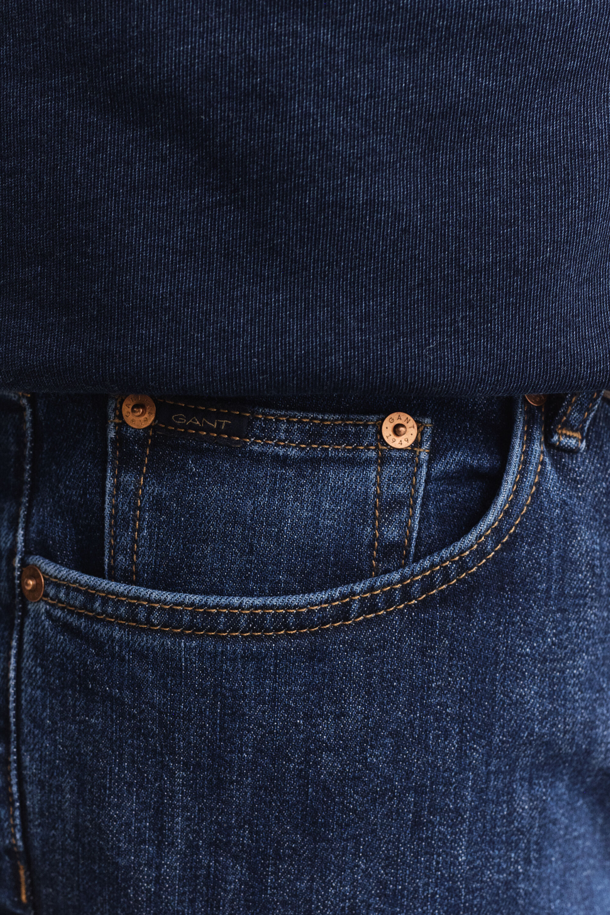 Jeans slim fit con lavaggio uniforme