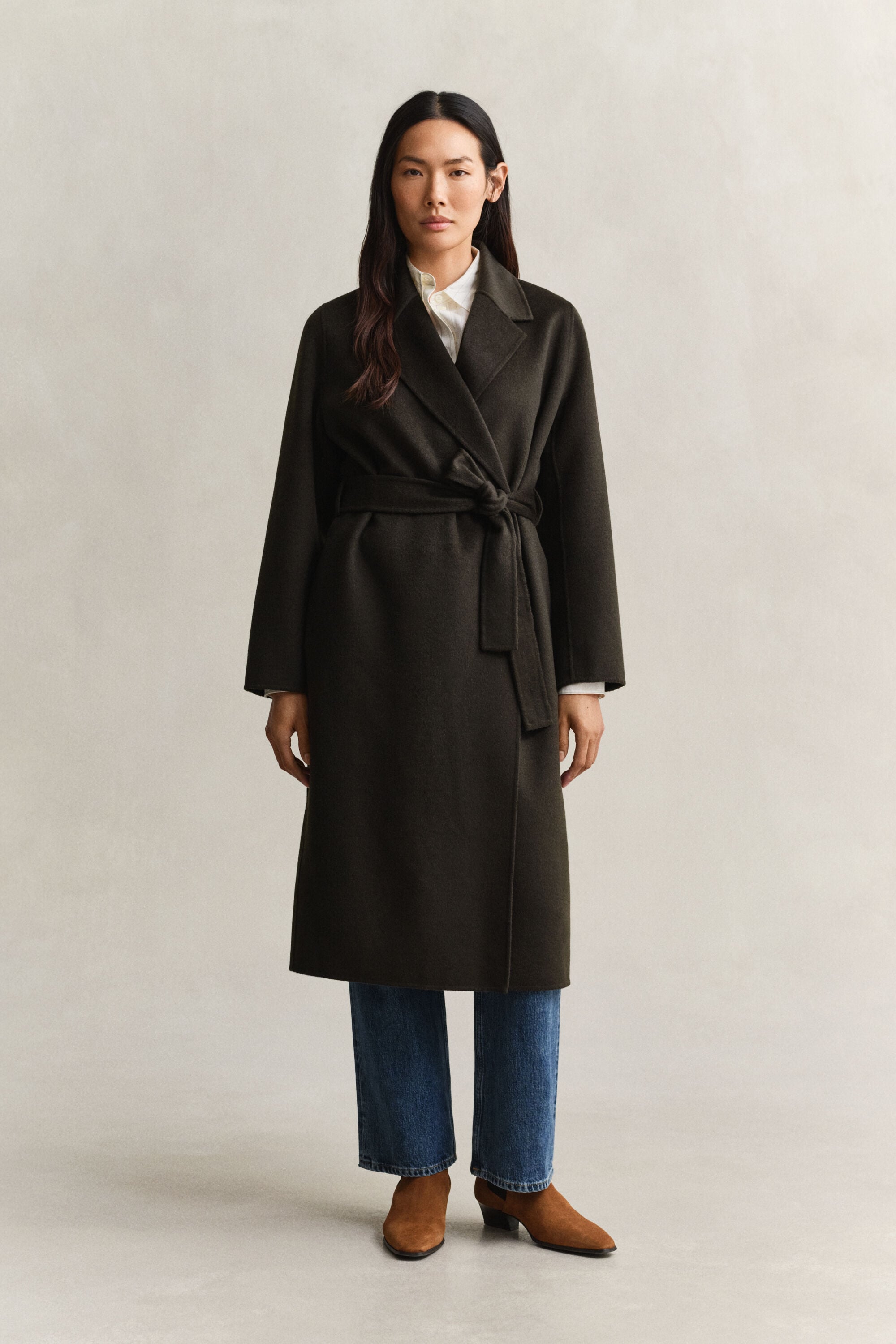 Cappotto con cintura e cuciture a mano
