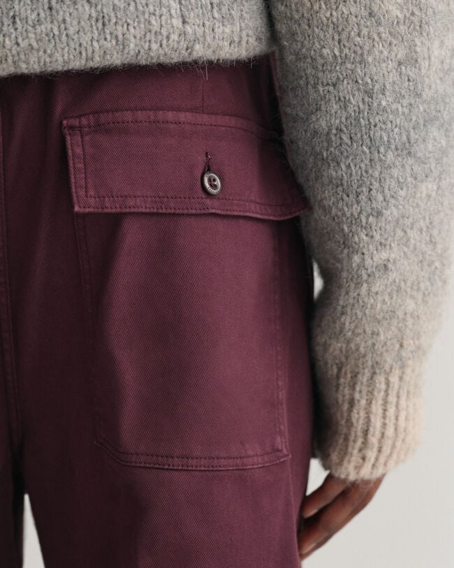 Pantaloni chino con piega e cintura