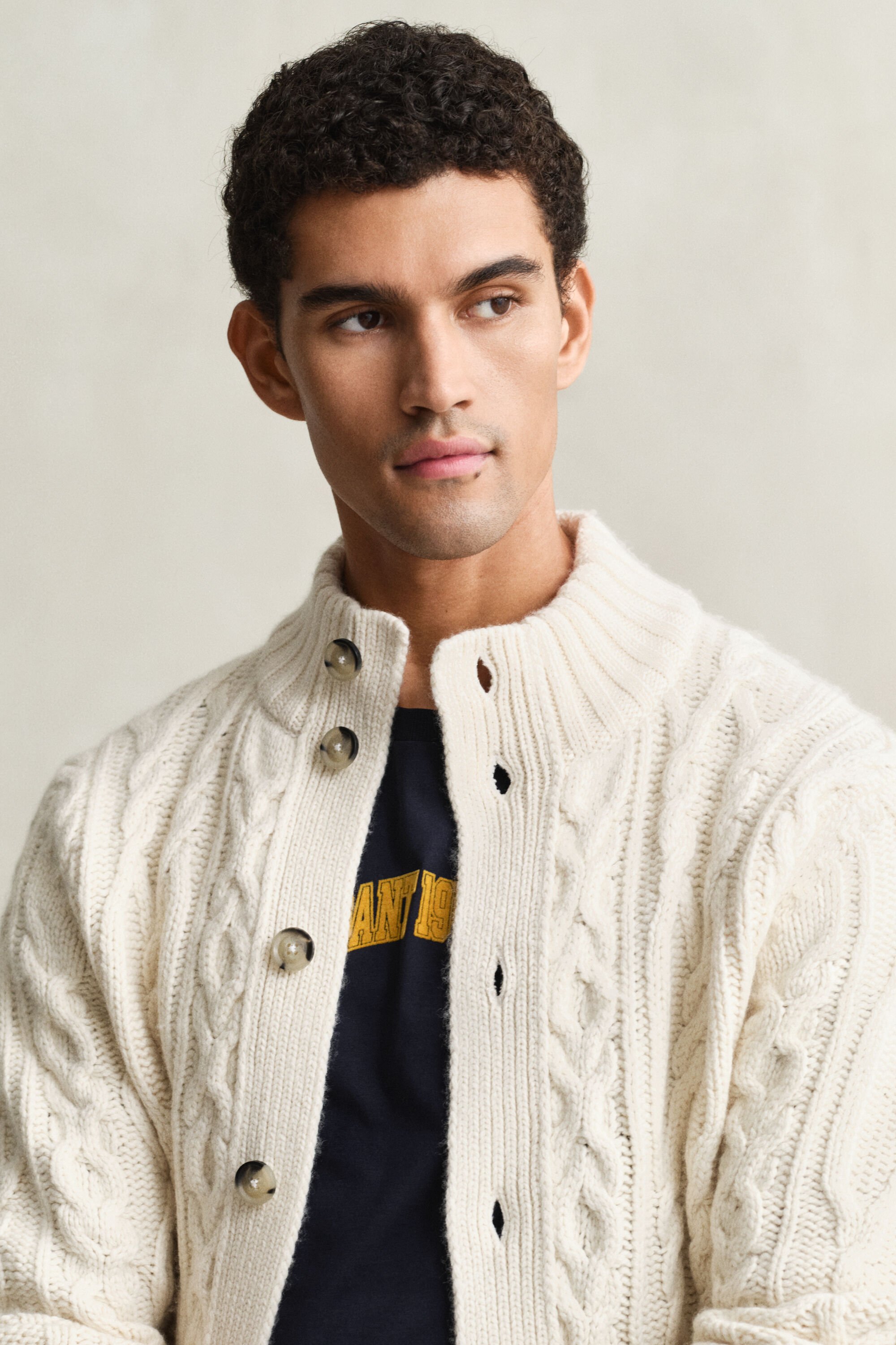 Cardigan in maglia con lavorazione a trecce